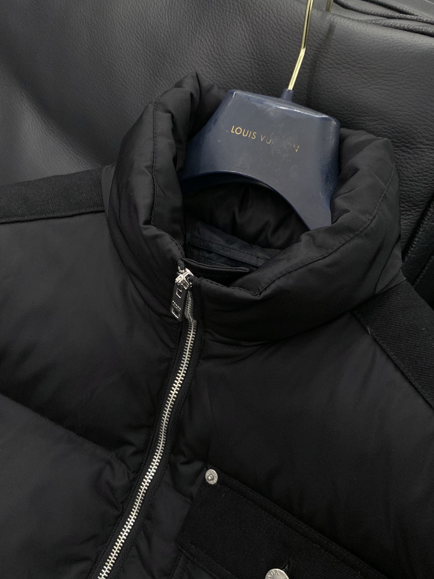 ，PRADA 普拉达，2025冬季最新品，专柜同步有售，时尚休闲羽绒服，进口原版面料，做工极为复杂，唯一