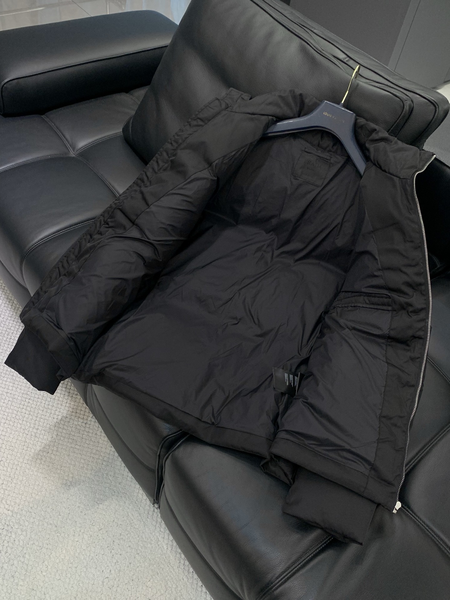 ，PRADA 普拉达，2025冬季最新品，专柜同步有售，时尚休闲羽绒服，进口原版面料，做工极为复杂，唯一