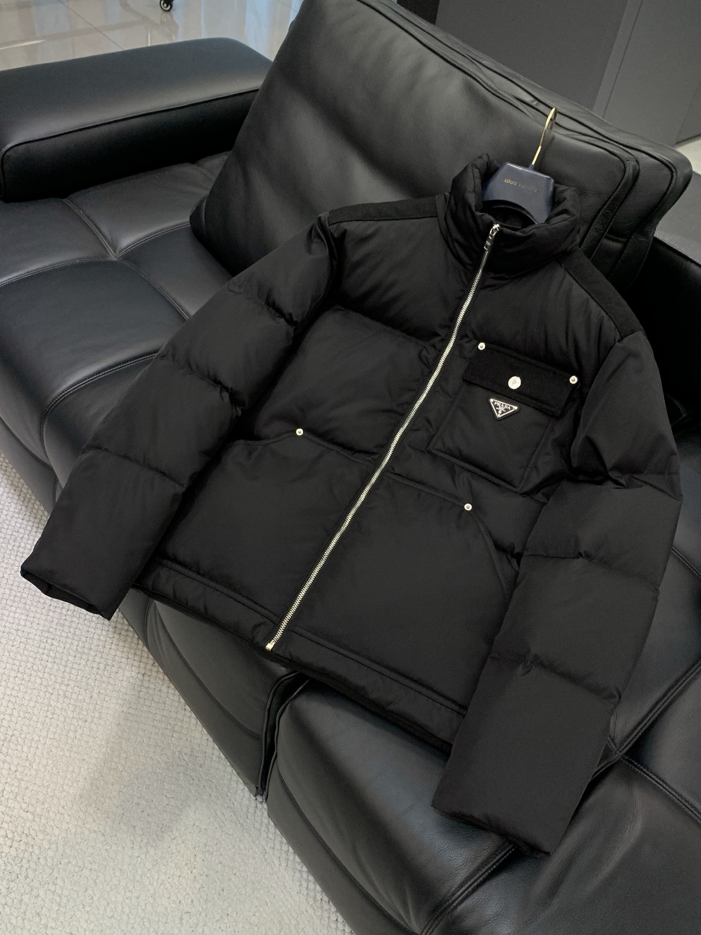 ，PRADA 普拉达，2025冬季最新品，专柜同步有售，时尚休闲羽绒服，进口原版面料，做工极为复杂，唯一