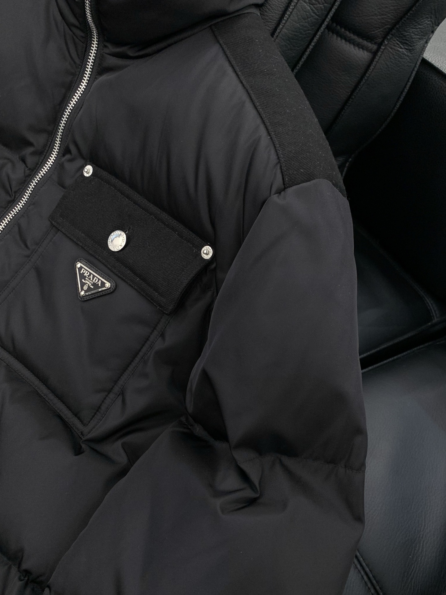，PRADA 普拉达，2025冬季最新品，专柜同步有售，时尚休闲羽绒服，进口原版面料，做工极为复杂，唯一
