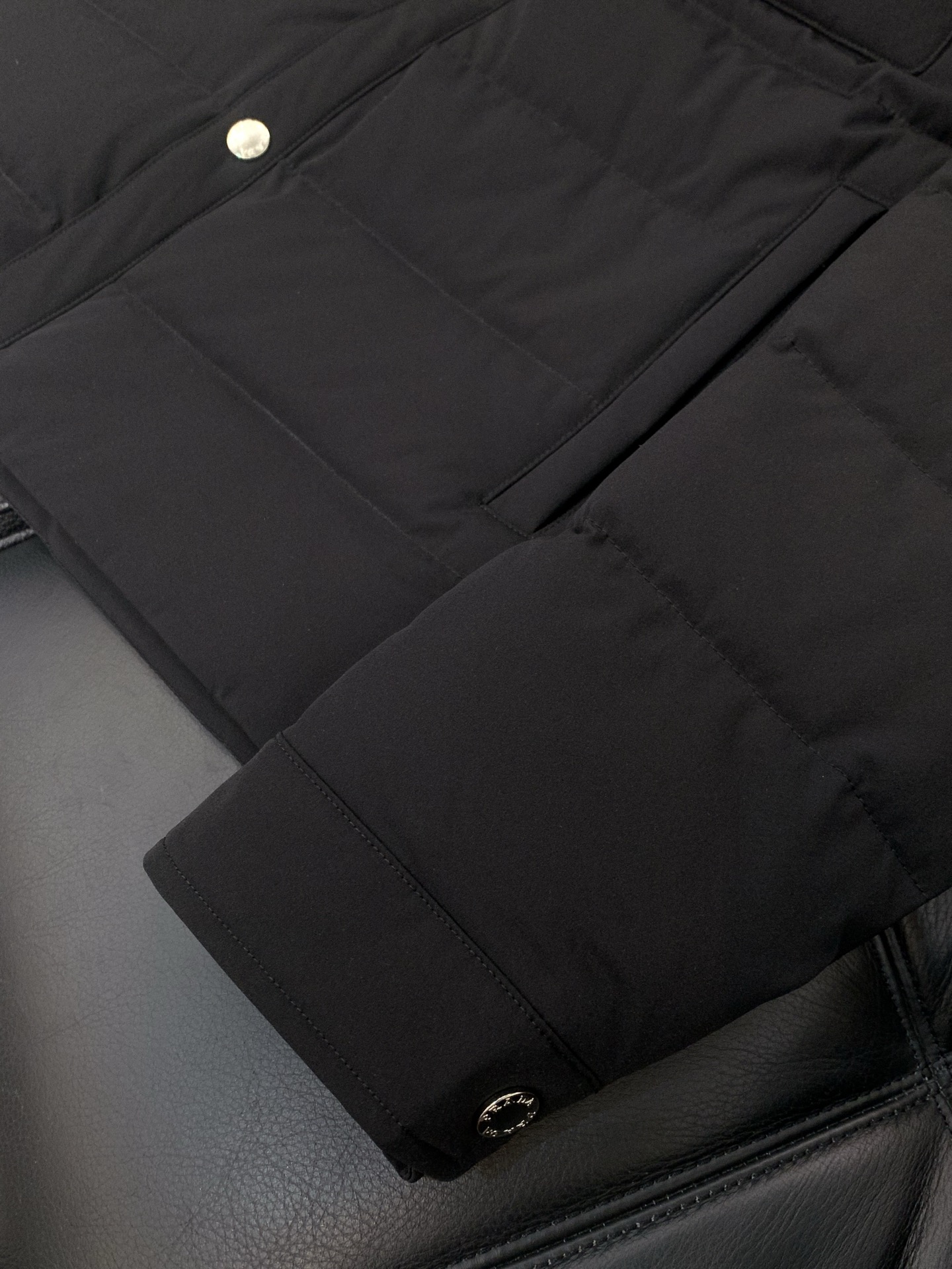 ，PRADA 普拉达，2025冬季最新品，专柜同步有售，时尚休闲羽绒服，进口原版面料，做工极为复杂，唯一