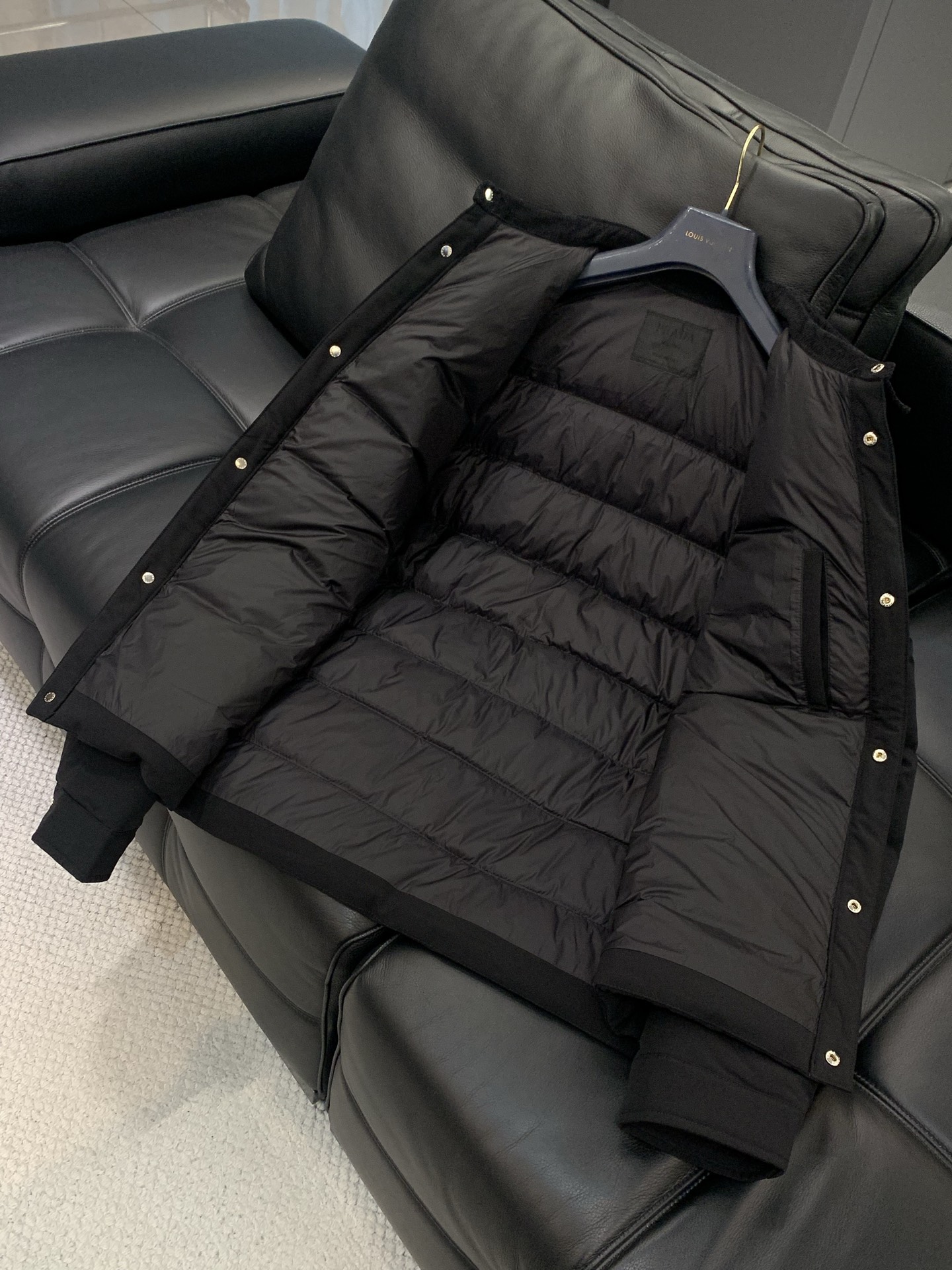 ，PRADA 普拉达，2025冬季最新品，专柜同步有售，时尚休闲羽绒服，进口原版面料，做工极为复杂，唯一