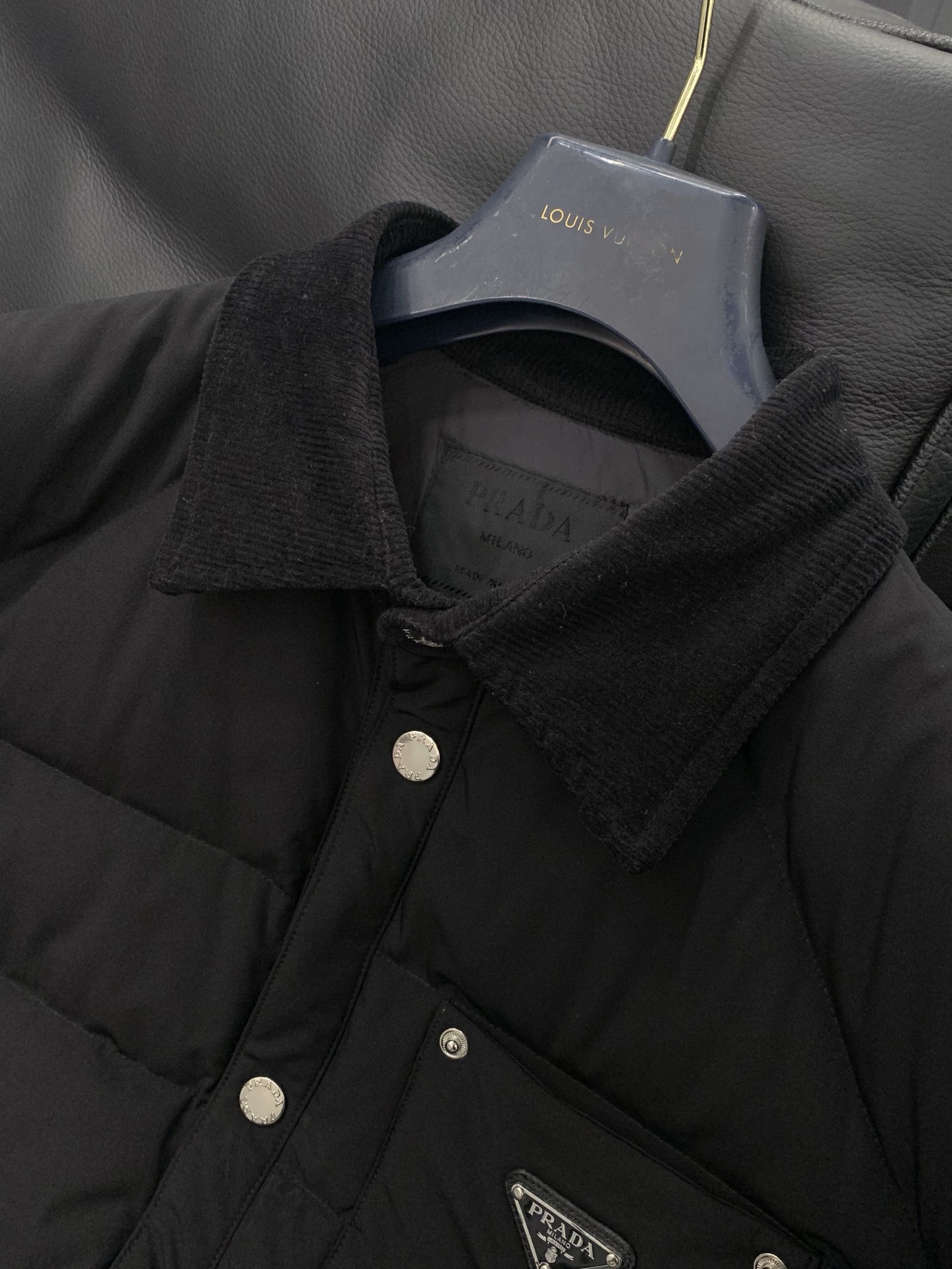 ，PRADA 普拉达，2025冬季最新品，专柜同步有售，时尚休闲羽绒服，进口原版面料，做工极为复杂，唯一