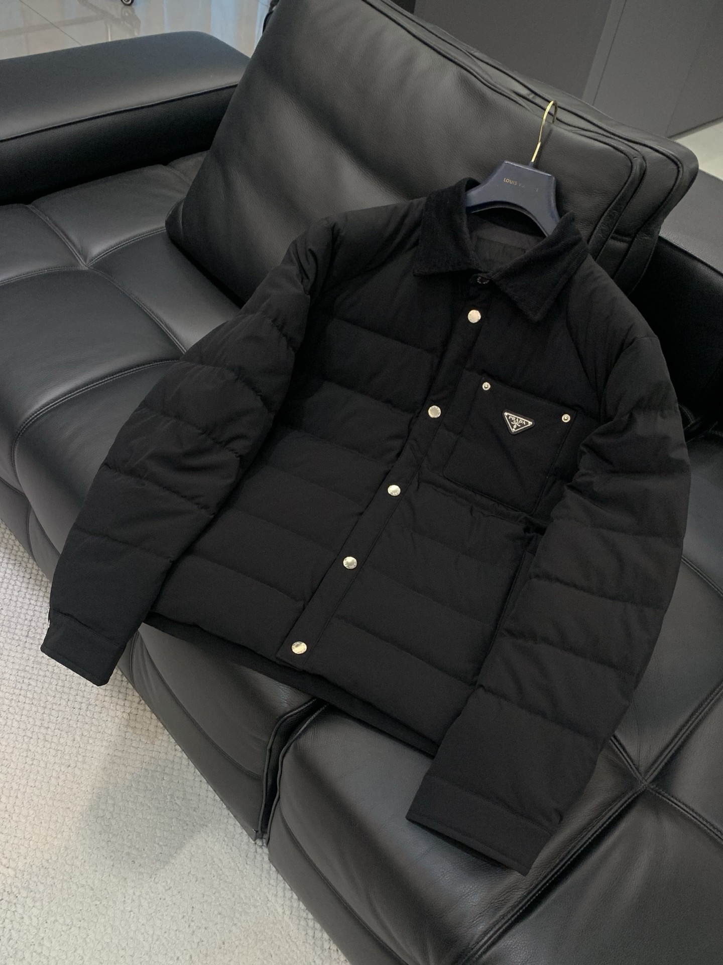 ，PRADA 普拉达，2025冬季最新品，专柜同步有售，时尚休闲羽绒服，进口原版面料，做工极为复杂，唯一