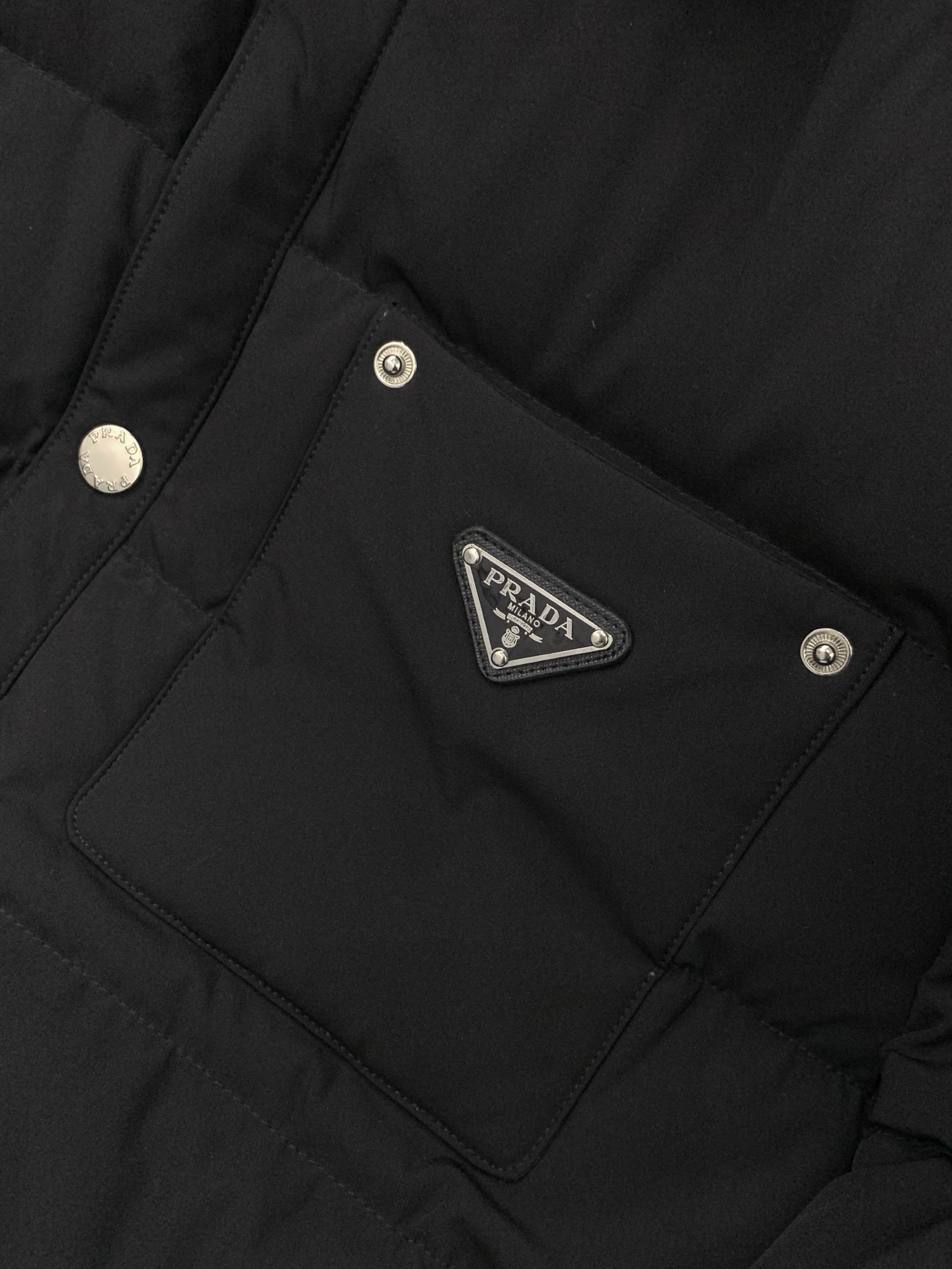 ，PRADA 普拉达，2025冬季最新品，专柜同步有售，时尚休闲羽绒服，进口原版面料，做工极为复杂，唯一