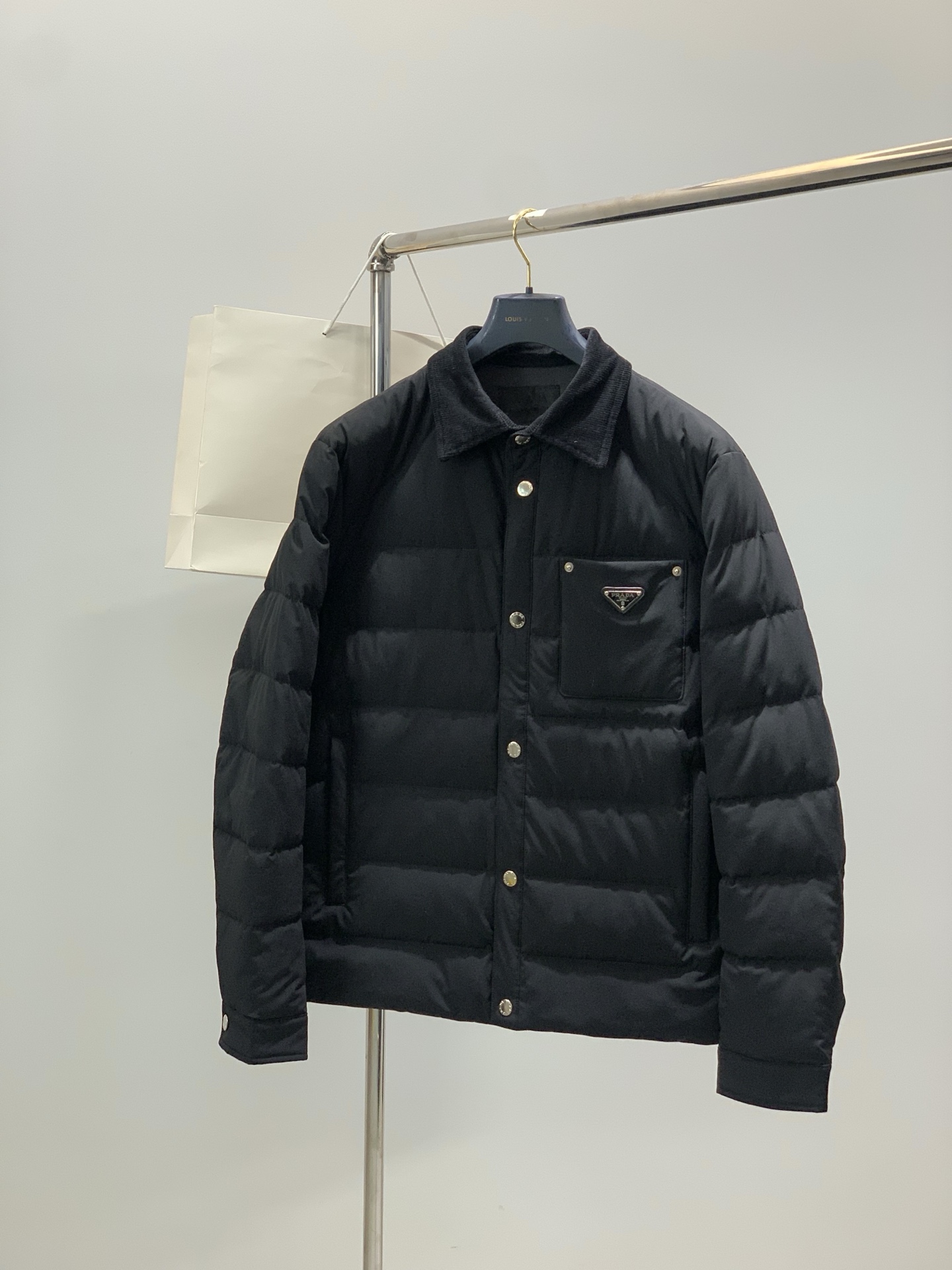 ，PRADA 普拉达，2025冬季最新品，专柜同步有售，时尚休闲羽绒服，进口原版面料，做工极为复杂，唯一