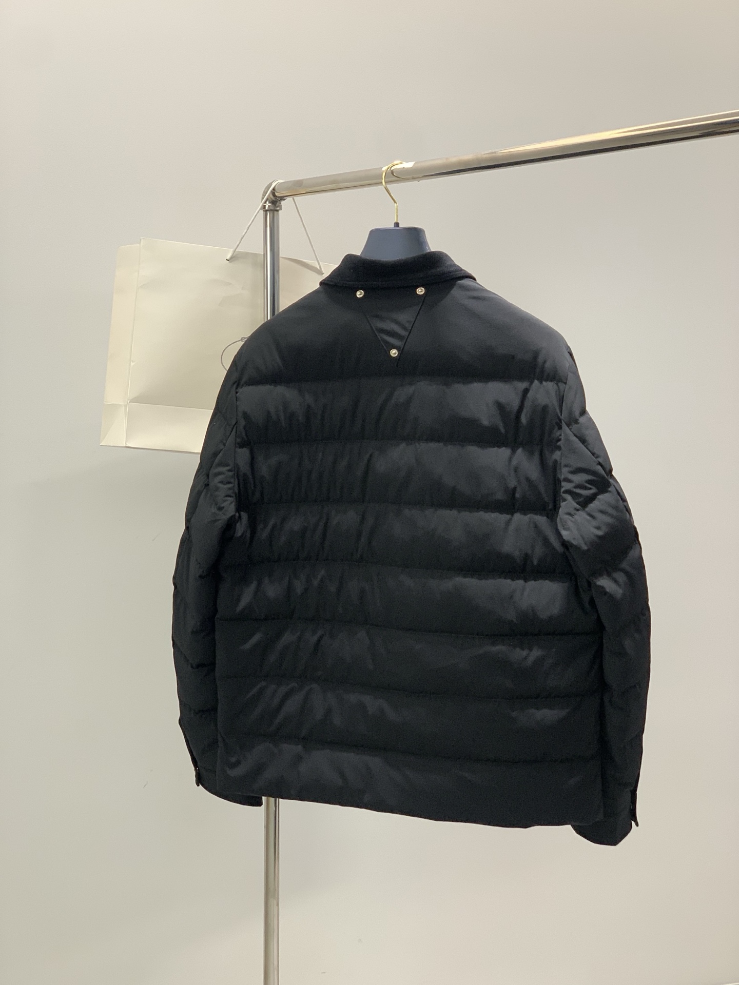 ，PRADA 普拉达，2025冬季最新品，专柜同步有售，时尚休闲羽绒服，进口原版面料，做工极为复杂，唯一