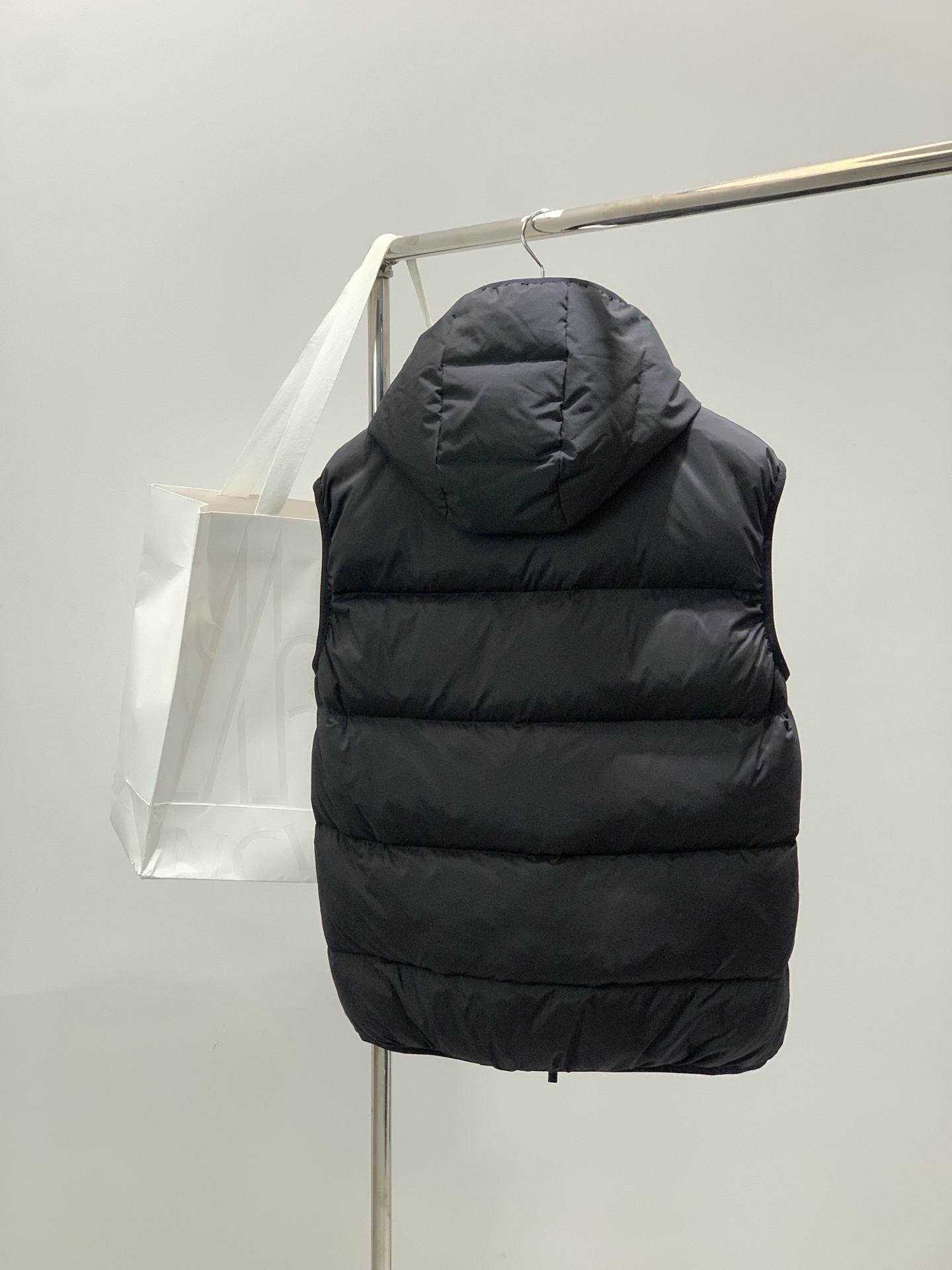 ，Moncler 蒙口，2025冬季最新品，专柜同步有售，原单狠货，时尚休闲连帽羽绒马甲，上身舒适！吸睛