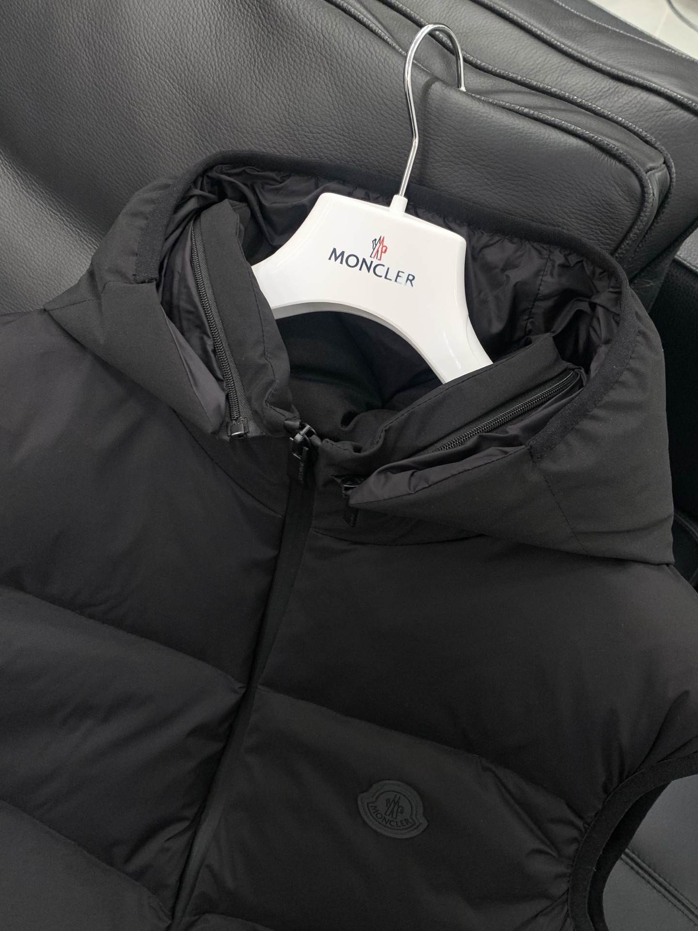 ，Moncler 蒙口，2025冬季最新品，专柜同步有售，原单狠货，时尚休闲连帽羽绒马甲，上身舒适！吸睛