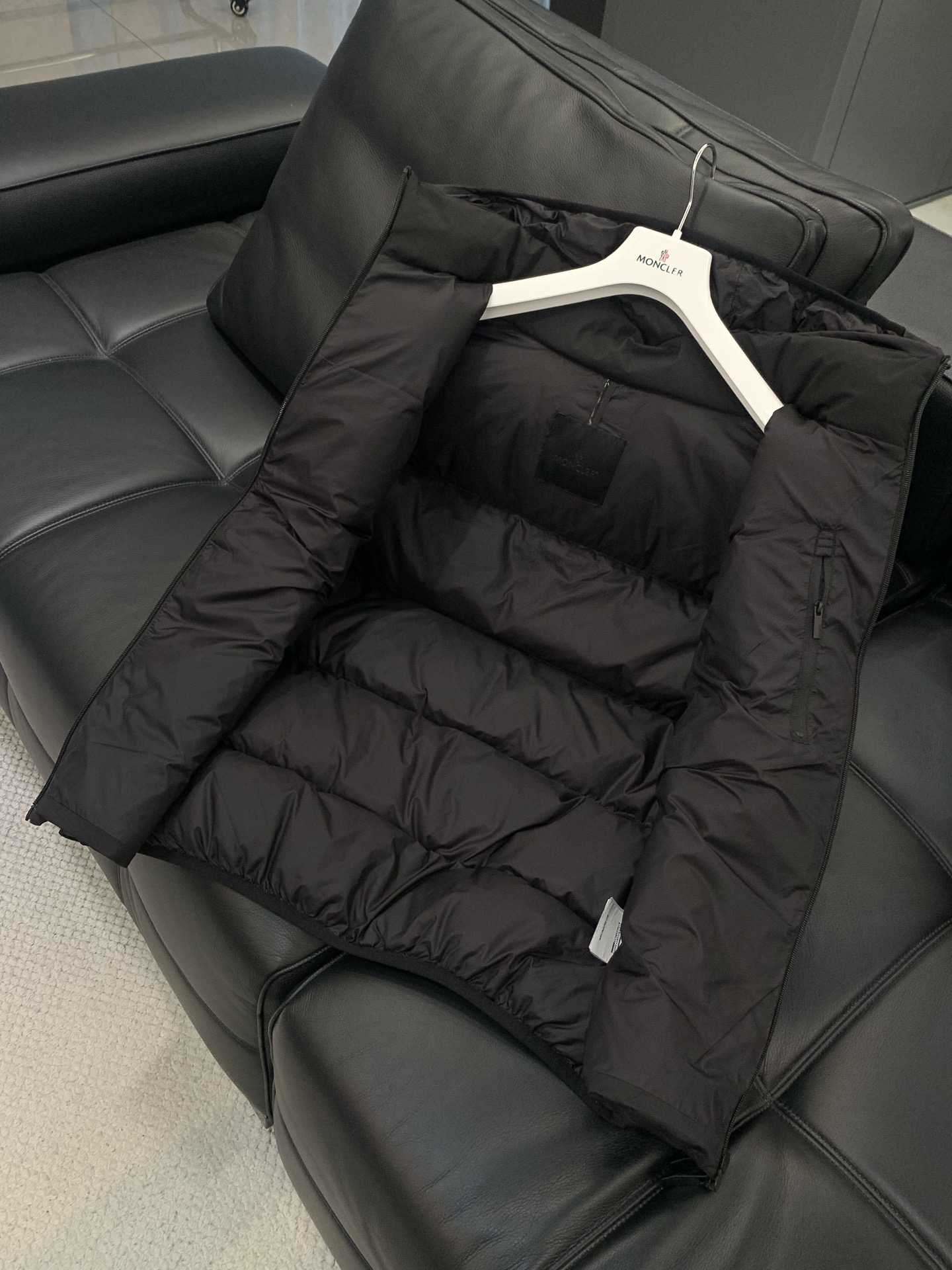 ，Moncler 蒙口，2025冬季最新品，专柜同步有售，原单狠货，时尚休闲连帽羽绒马甲，上身舒适！吸睛