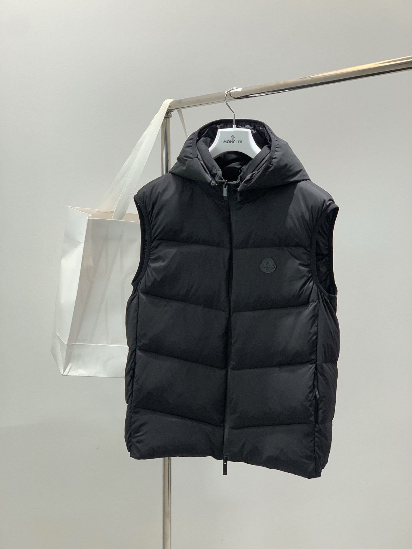 ，Moncler 蒙口，2025冬季最新品，专柜同步有售，原单狠货，时尚休闲连帽羽绒马甲，上身舒适！吸睛