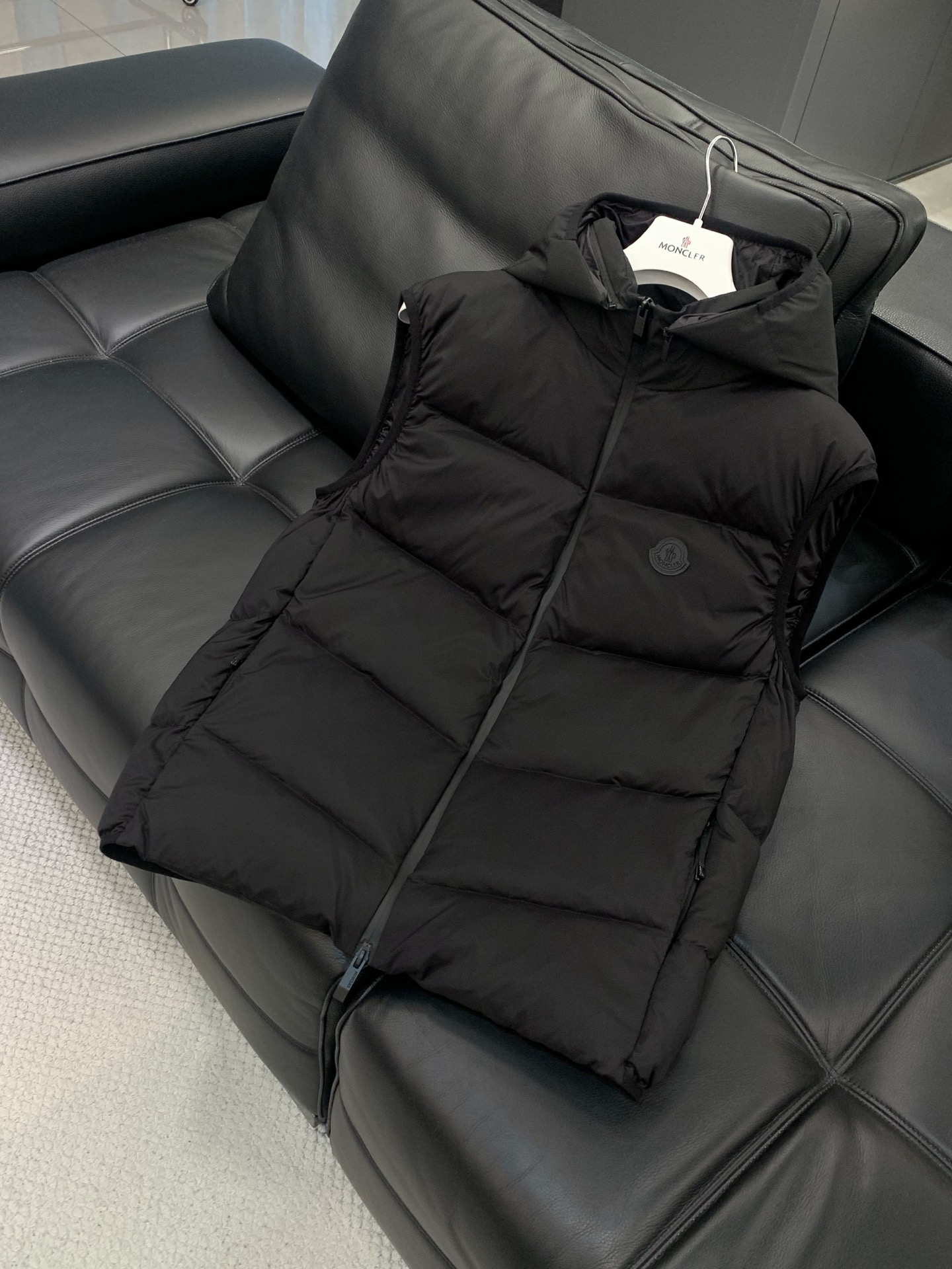 ，Moncler 蒙口，2025冬季最新品，专柜同步有售，原单狠货，时尚休闲连帽羽绒马甲，上身舒适！吸睛