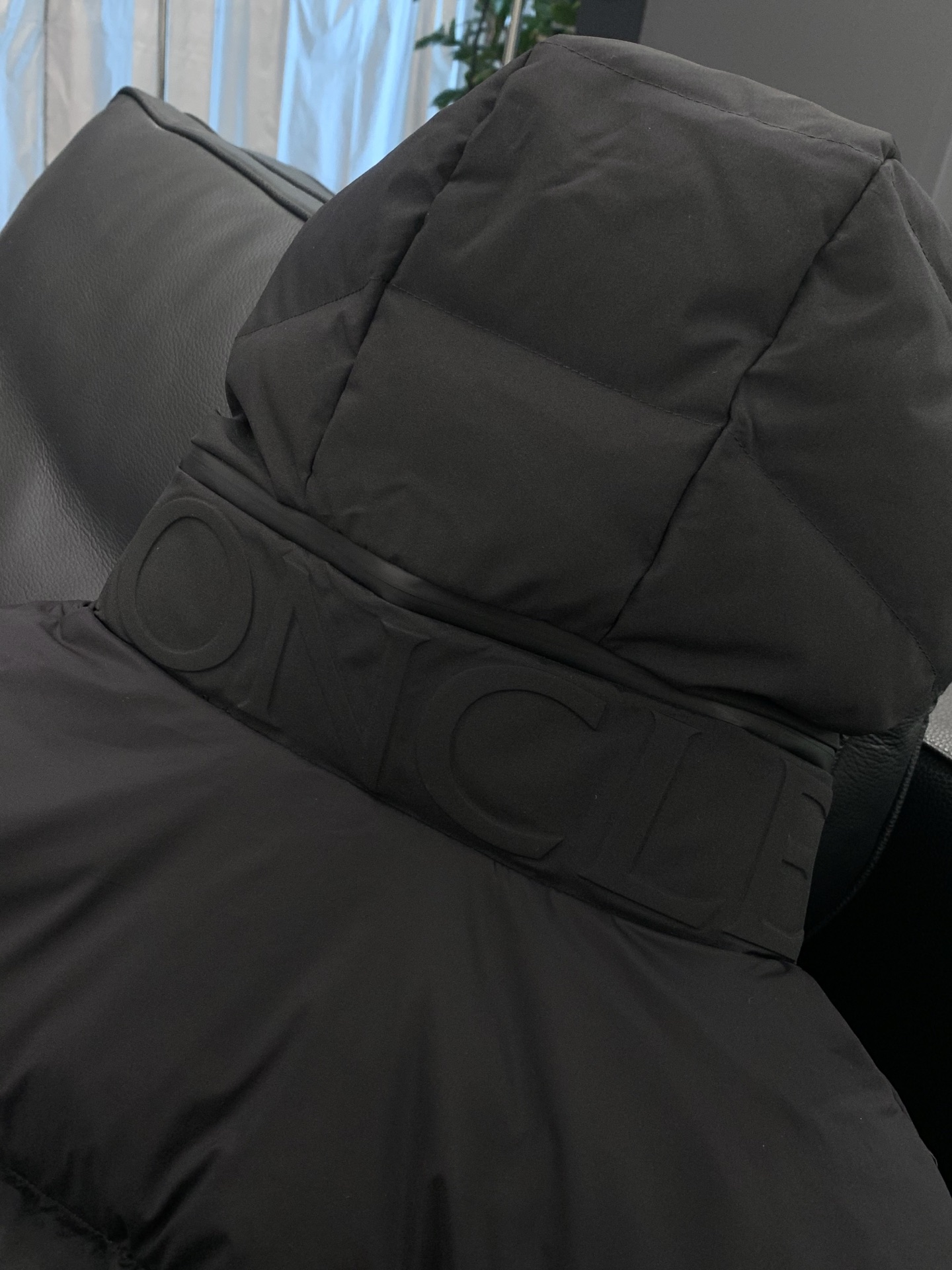 ，Moncler 蒙口，2025冬季最新品，专柜同步有售，原单狠货，时尚休闲连帽羽绒马甲，上身舒适！吸睛