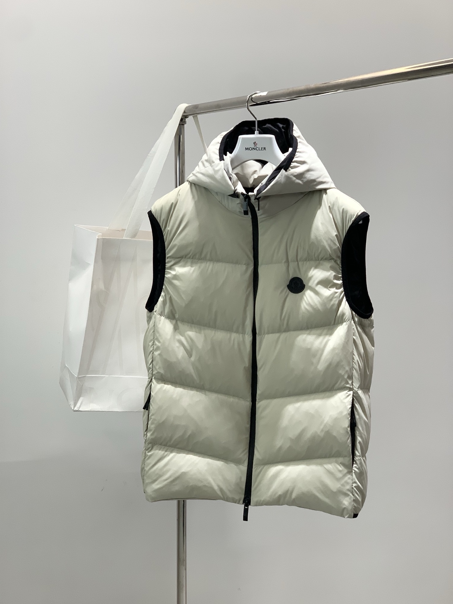 ，Moncler 蒙口，2025冬季最新品，专柜同步有售，原单狠货，时尚休闲连帽羽绒马甲，上身舒适！吸睛