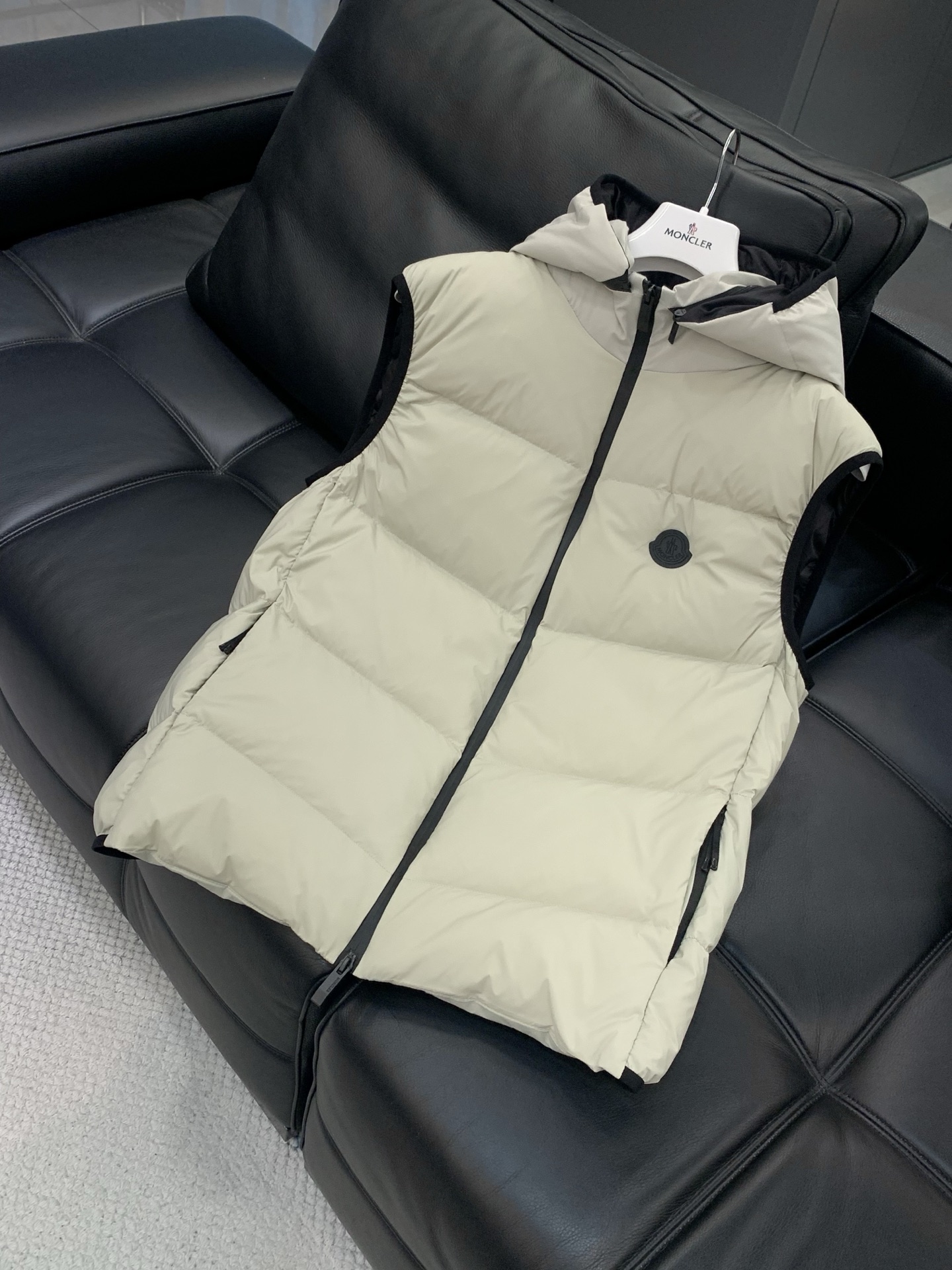 ，Moncler 蒙口，2025冬季最新品，专柜同步有售，原单狠货，时尚休闲连帽羽绒马甲，上身舒适！吸睛