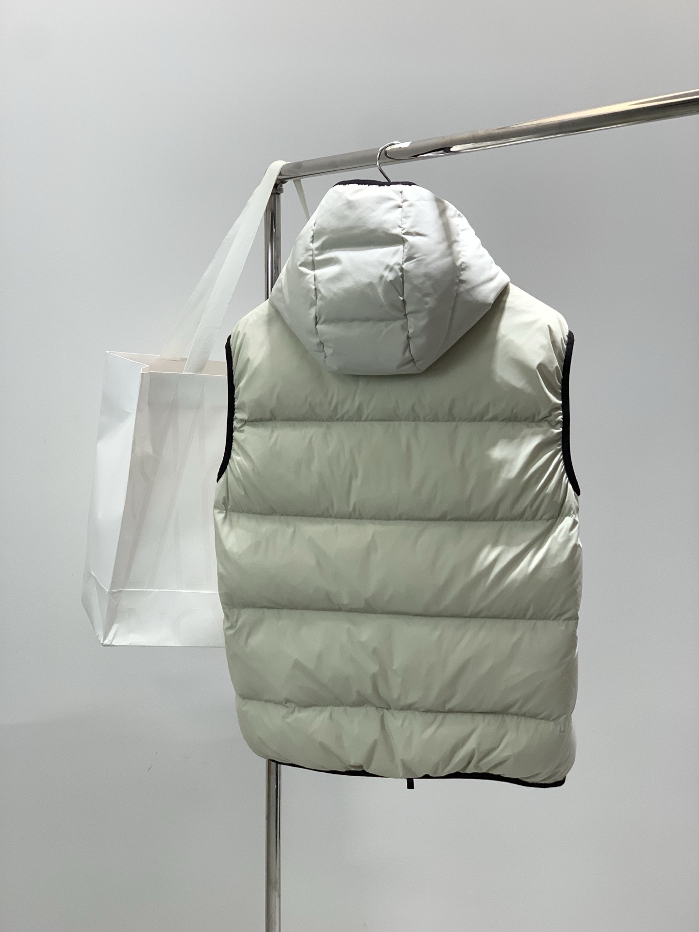 ，Moncler 蒙口，2025冬季最新品，专柜同步有售，原单狠货，时尚休闲连帽羽绒马甲，上身舒适！吸睛