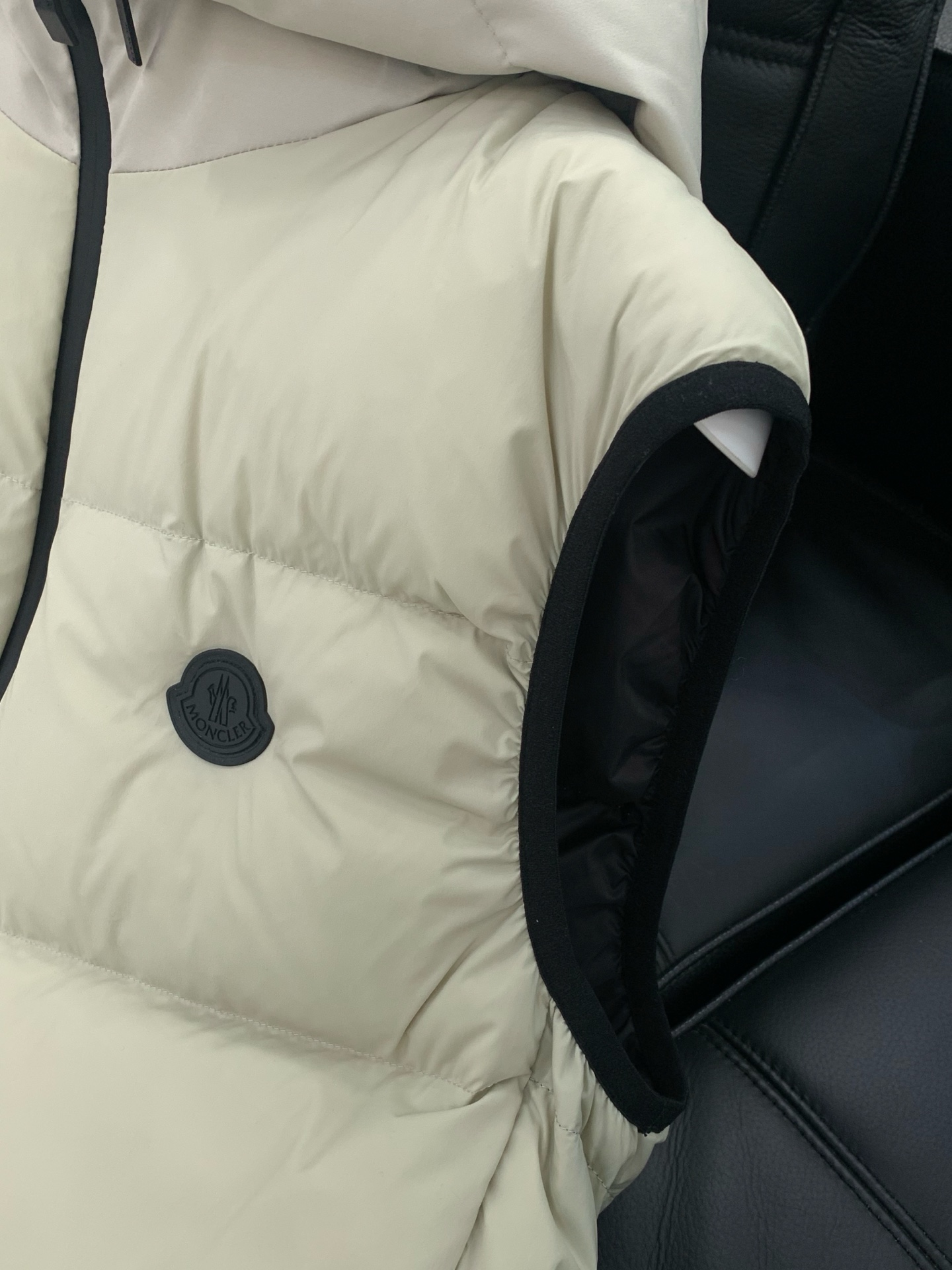 ，Moncler 蒙口，2025冬季最新品，专柜同步有售，原单狠货，时尚休闲连帽羽绒马甲，上身舒适！吸睛