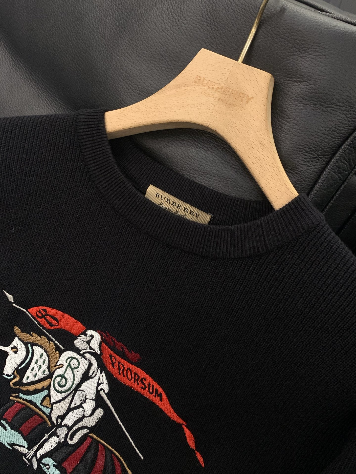 ，Burberry 巴宝莉，2025冬季最新品，专柜同步有售，原单狠货，时尚休闲圆领针织毛衣，进口原版面