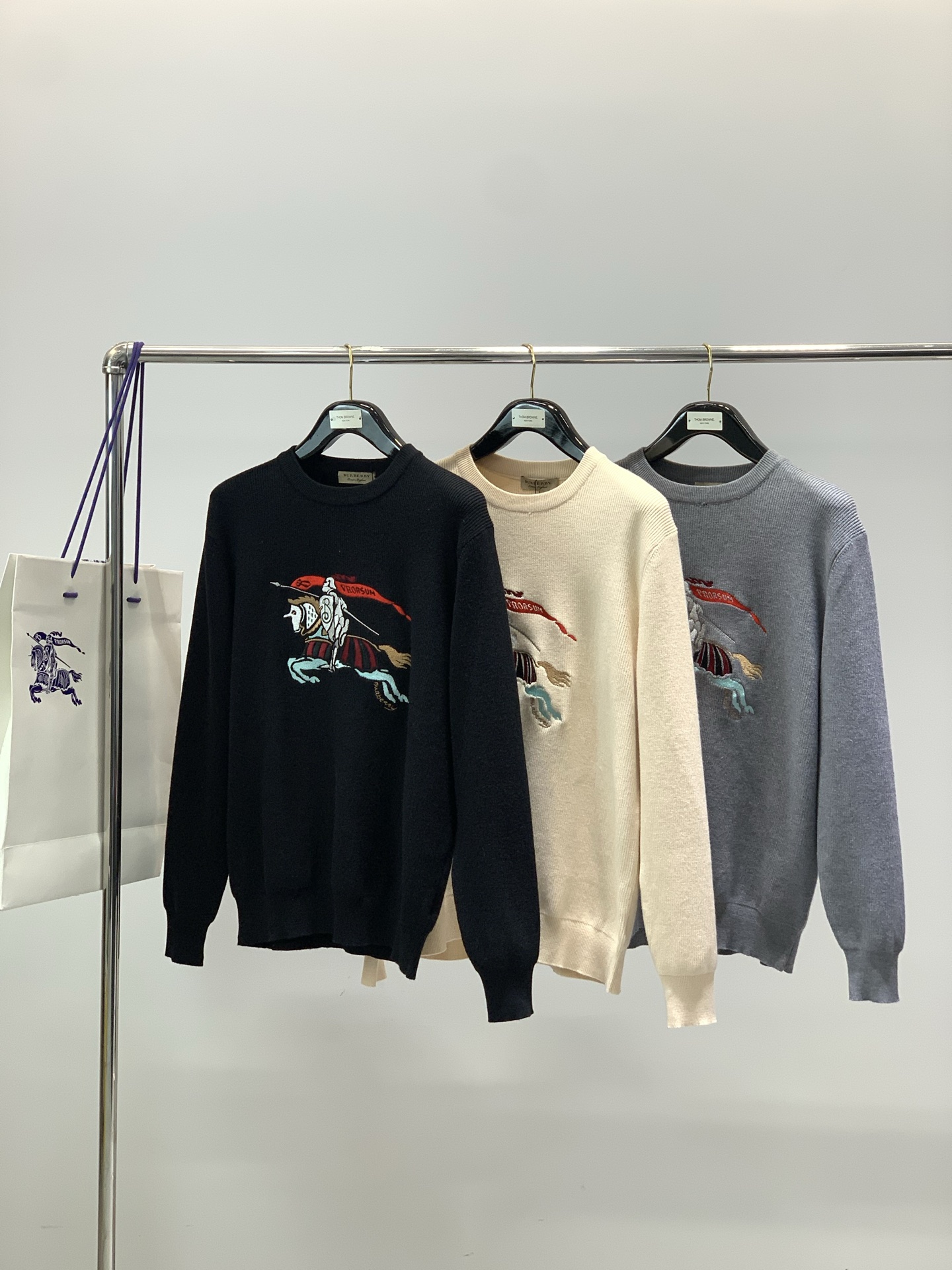 ，Burberry 巴宝莉，2025冬季最新品，专柜同步有售，原单狠货，时尚休闲圆领针织毛衣，进口原版面
