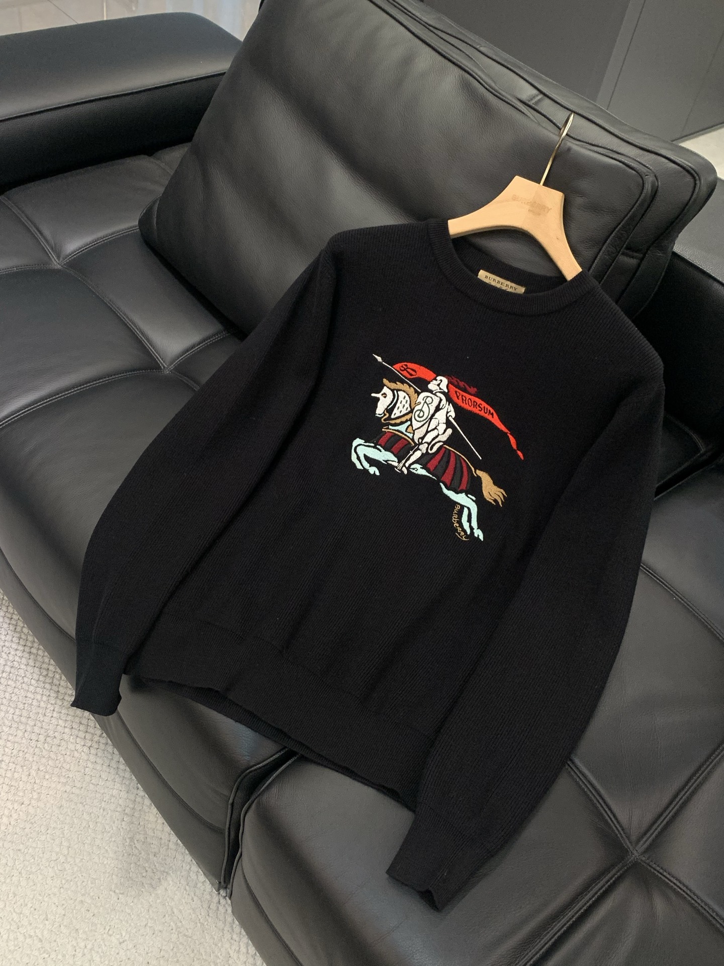 ，Burberry 巴宝莉，2025冬季最新品，专柜同步有售，原单狠货，时尚休闲圆领针织毛衣，进口原版面