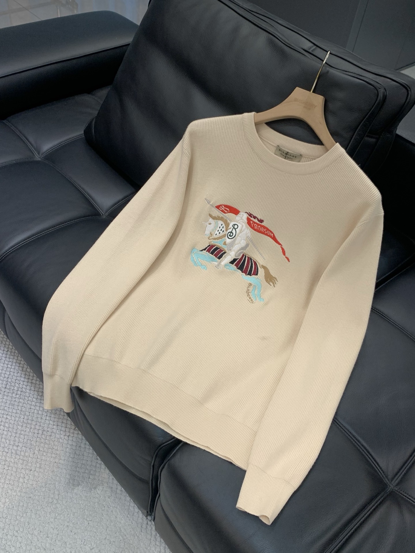 ，Burberry 巴宝莉，2025冬季最新品，专柜同步有售，原单狠货，时尚休闲圆领针织毛衣，进口原版面