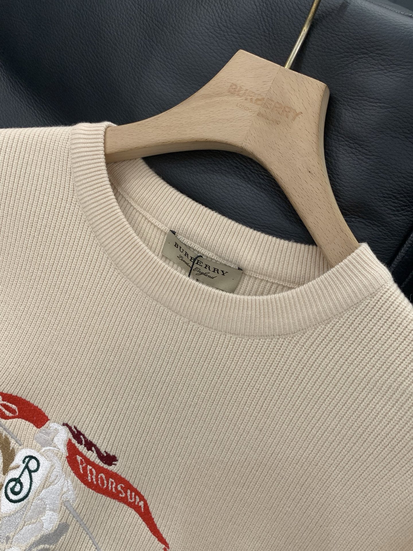 ，Burberry 巴宝莉，2025冬季最新品，专柜同步有售，原单狠货，时尚休闲圆领针织毛衣，进口原版面