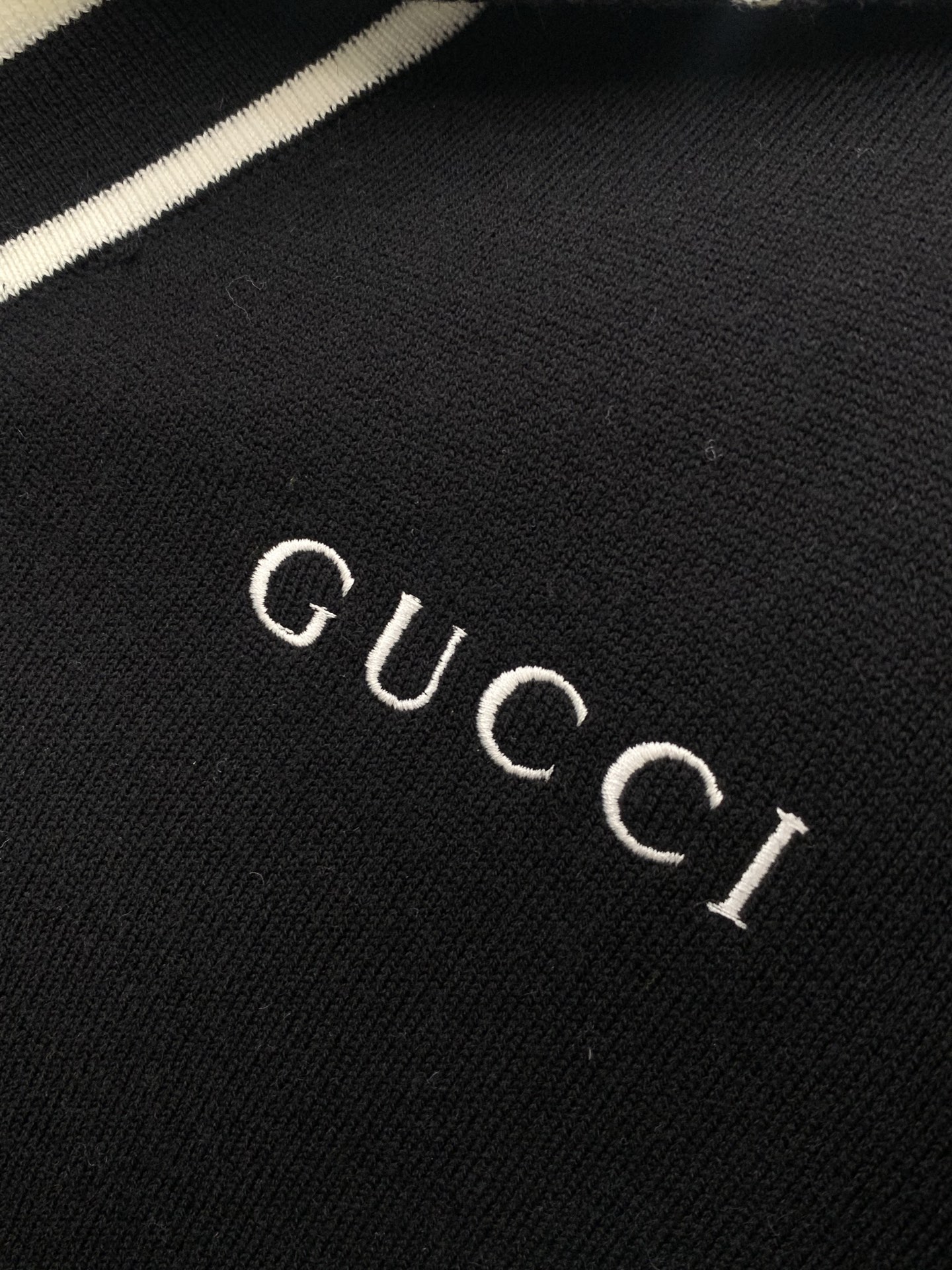 ，Gucci 古驰，2025冬季最新款，专柜同步有售，原单狠货，时尚休闲翻领针织毛衣，上身很有特点！吸睛