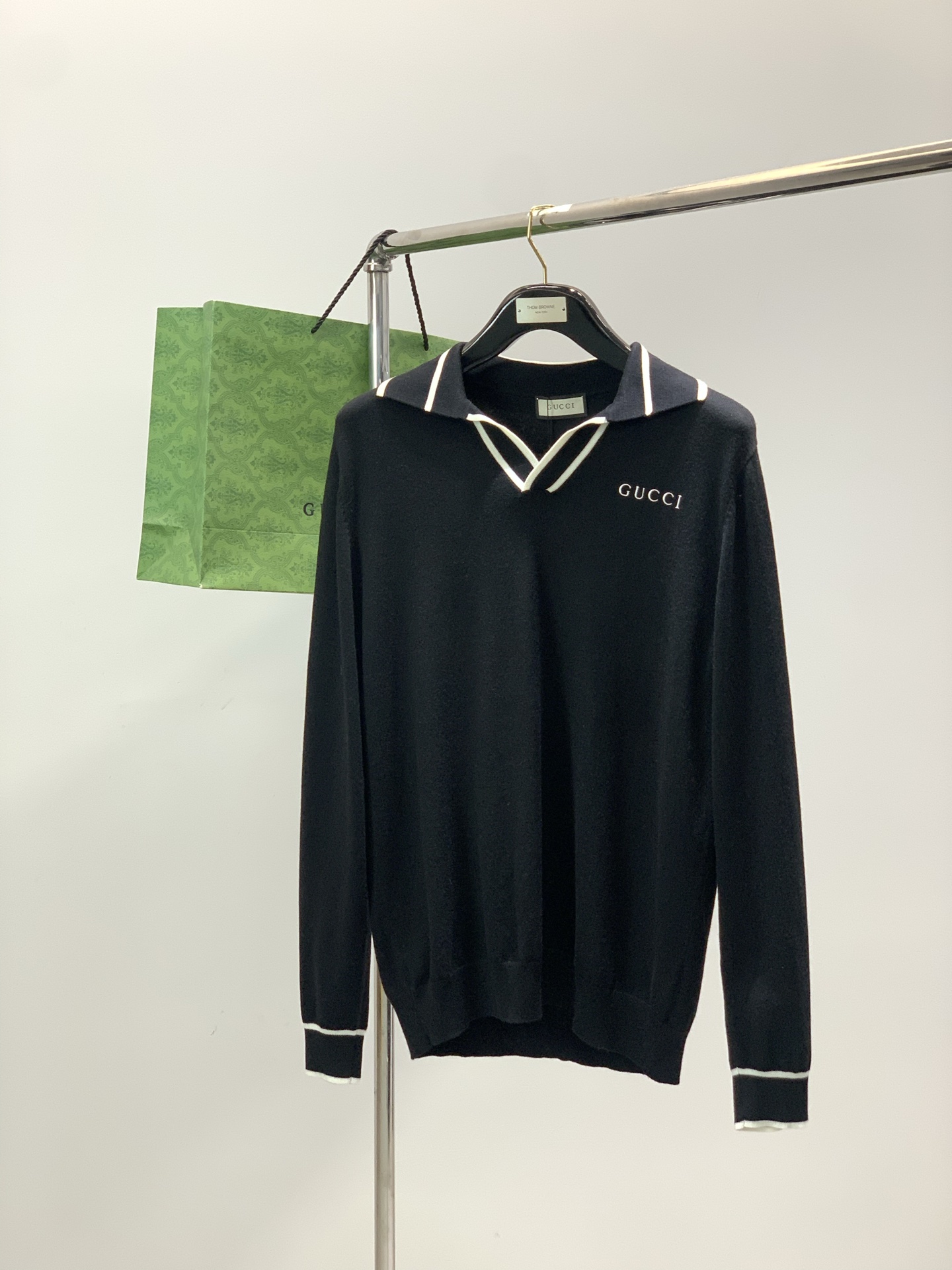 ，Gucci 古驰，2025冬季最新款，专柜同步有售，原单狠货，时尚休闲翻领针织毛衣，上身很有特点！吸睛