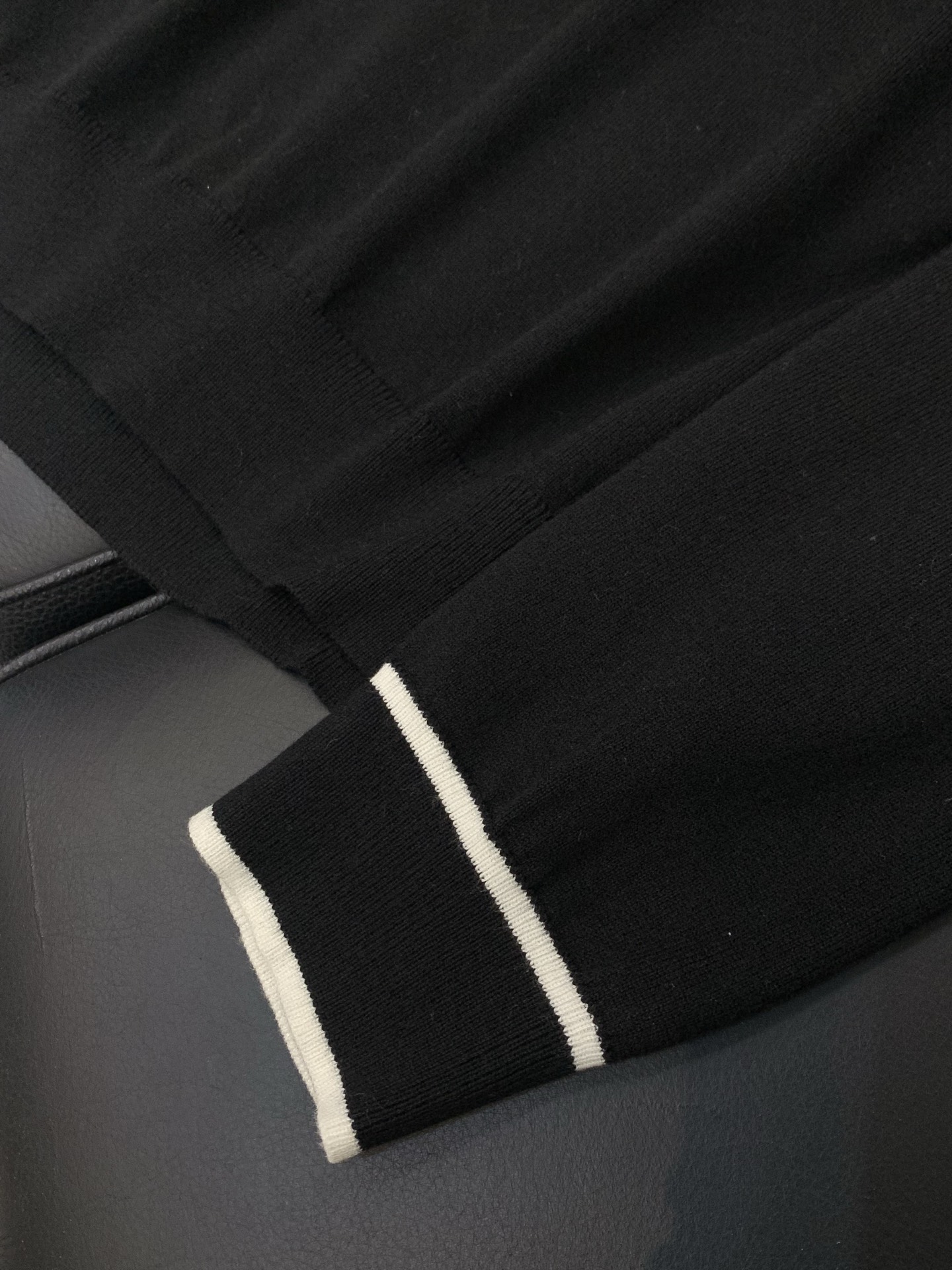 ，Gucci 古驰，2025冬季最新款，专柜同步有售，原单狠货，时尚休闲翻领针织毛衣，上身很有特点！吸睛