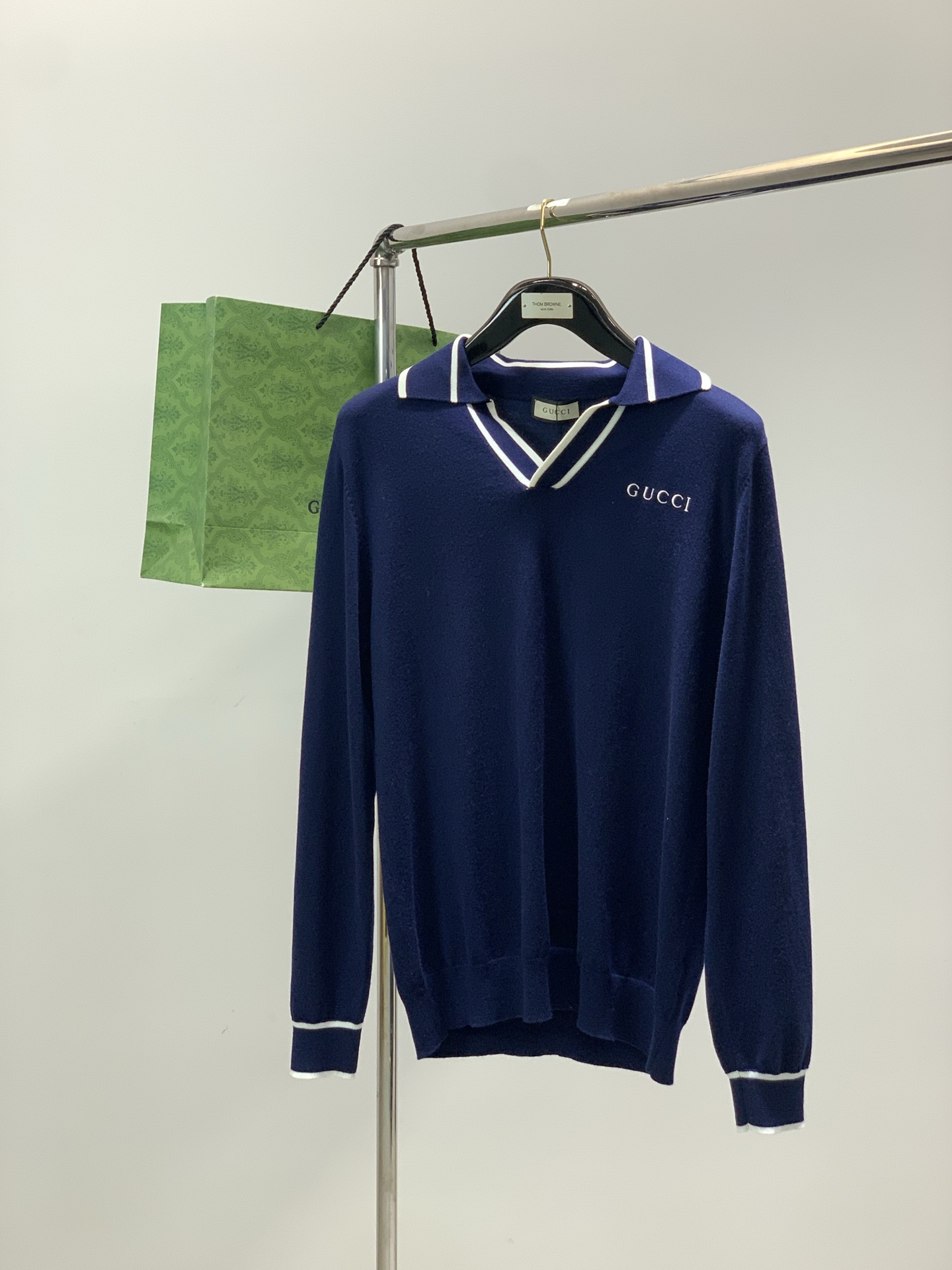 ，Gucci 古驰，2025冬季最新款，专柜同步有售，原单狠货，时尚休闲翻领针织毛衣，上身很有特点！吸睛