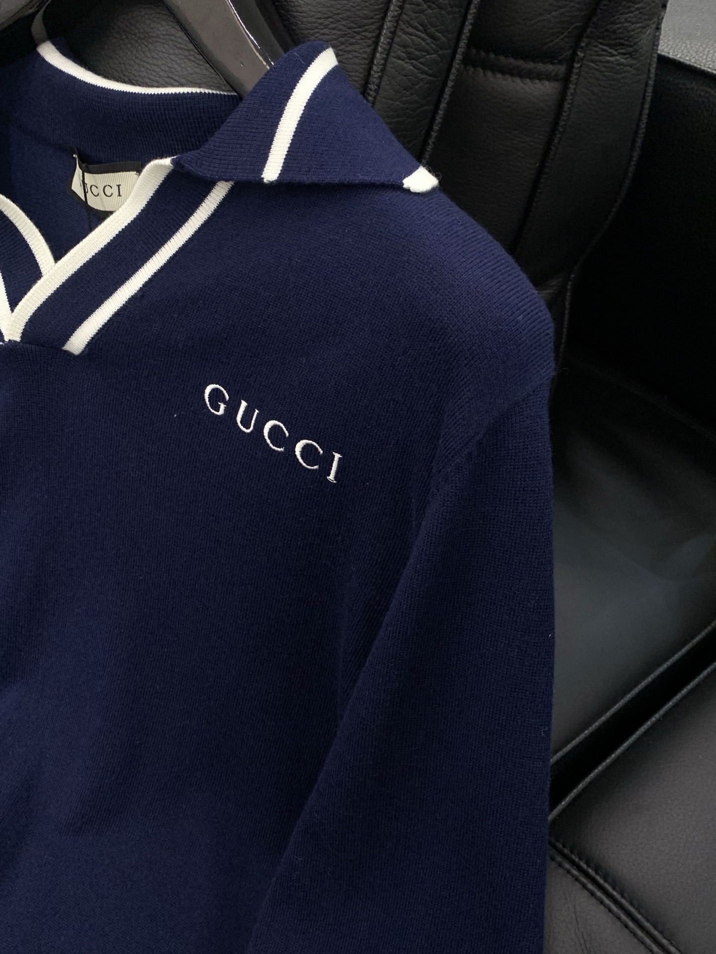 ，Gucci 古驰，2025冬季最新款，专柜同步有售，原单狠货，时尚休闲翻领针织毛衣，上身很有特点！吸睛