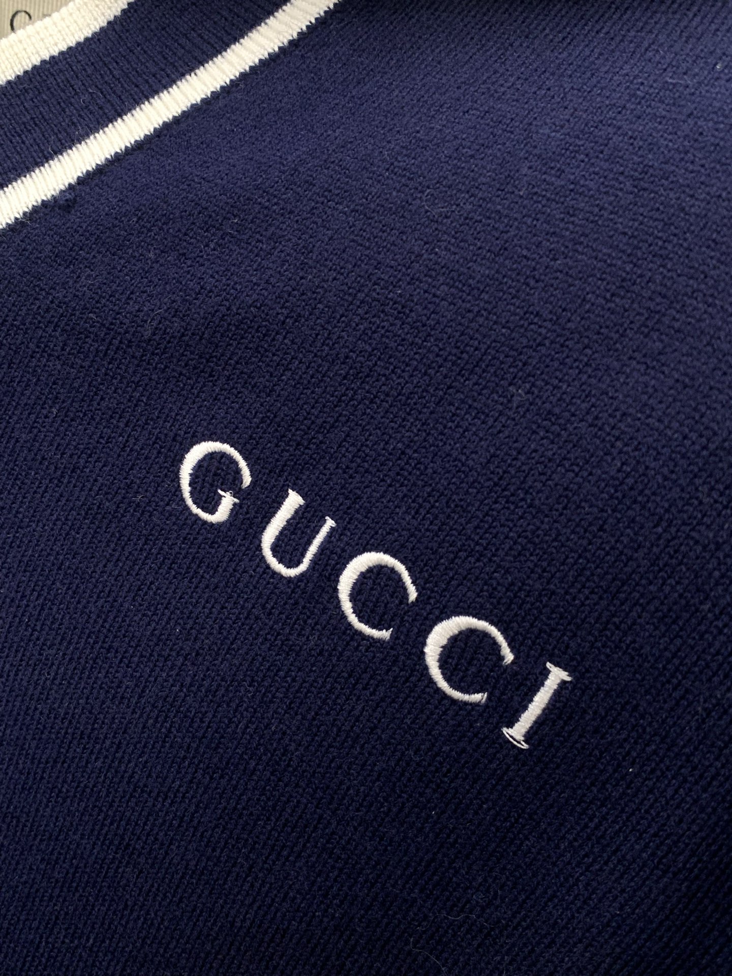 ，Gucci 古驰，2025冬季最新款，专柜同步有售，原单狠货，时尚休闲翻领针织毛衣，上身很有特点！吸睛