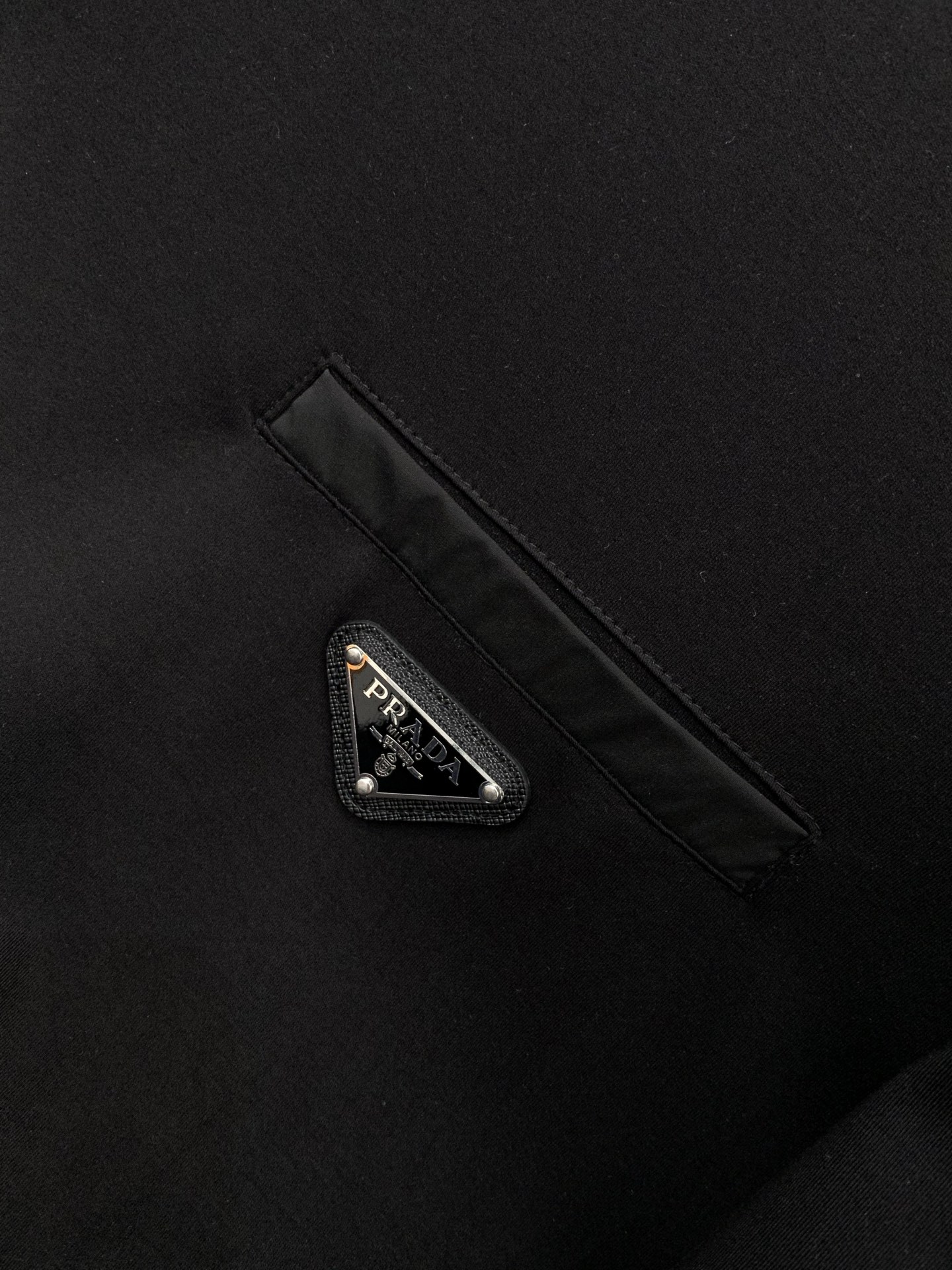 ，PRADA 普拉达，2025夏季最新品，专柜同步有售，时尚休闲圆领短袖T恤，进口原版面料，做工极为复杂