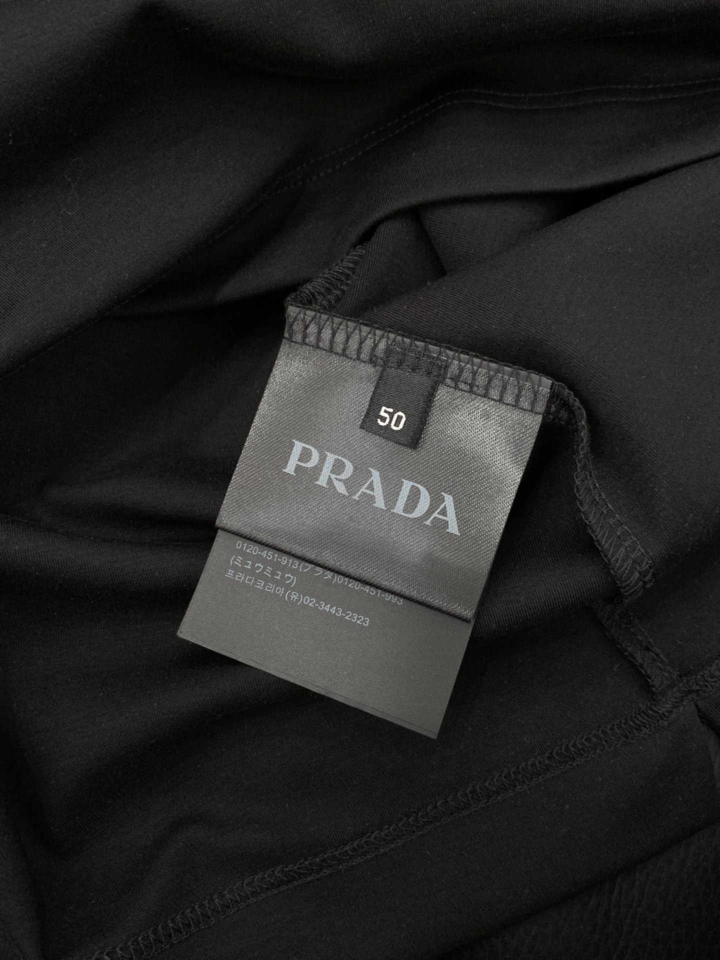 ，PRADA 普拉达，2025夏季最新品，专柜同步有售，时尚休闲圆领短袖T恤，进口原版面料，做工极为复杂
