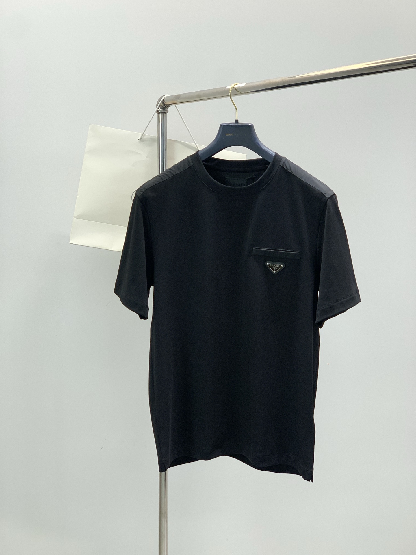 ，PRADA 普拉达，2025夏季最新品，专柜同步有售，时尚休闲圆领短袖T恤，进口原版面料，做工极为复杂