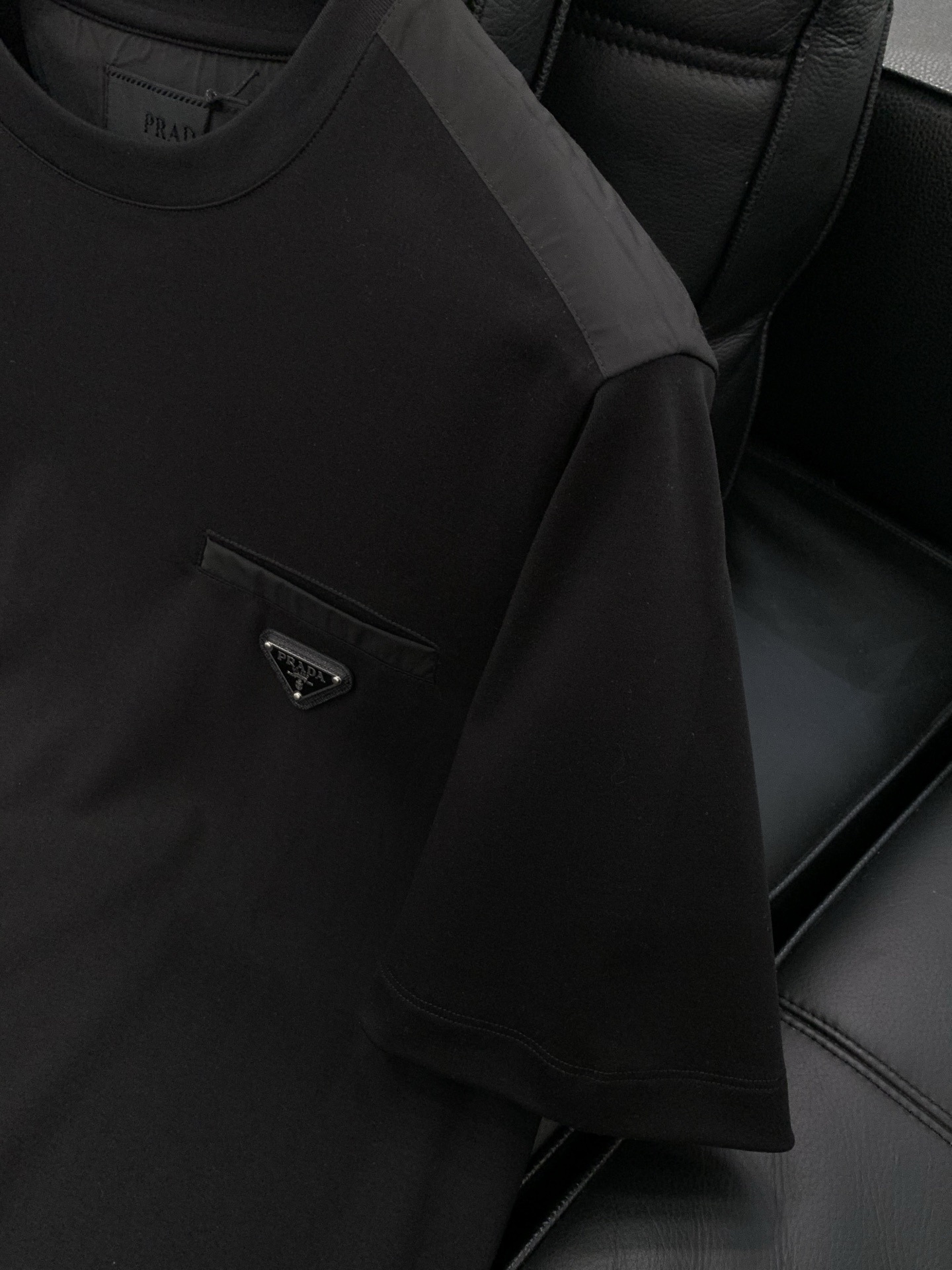 ，PRADA 普拉达，2025夏季最新品，专柜同步有售，时尚休闲圆领短袖T恤，进口原版面料，做工极为复杂