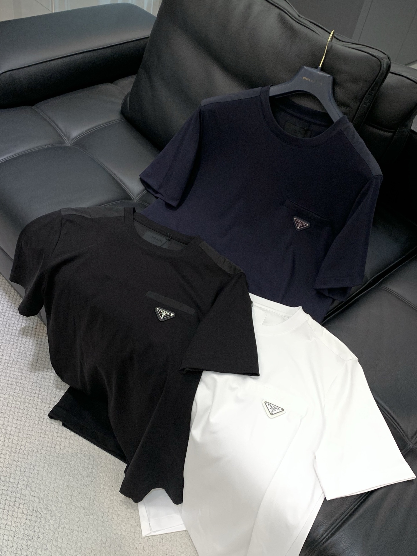 ，PRADA 普拉达，2025夏季最新品，专柜同步有售，时尚休闲圆领短袖T恤，进口原版面料，做工极为复杂