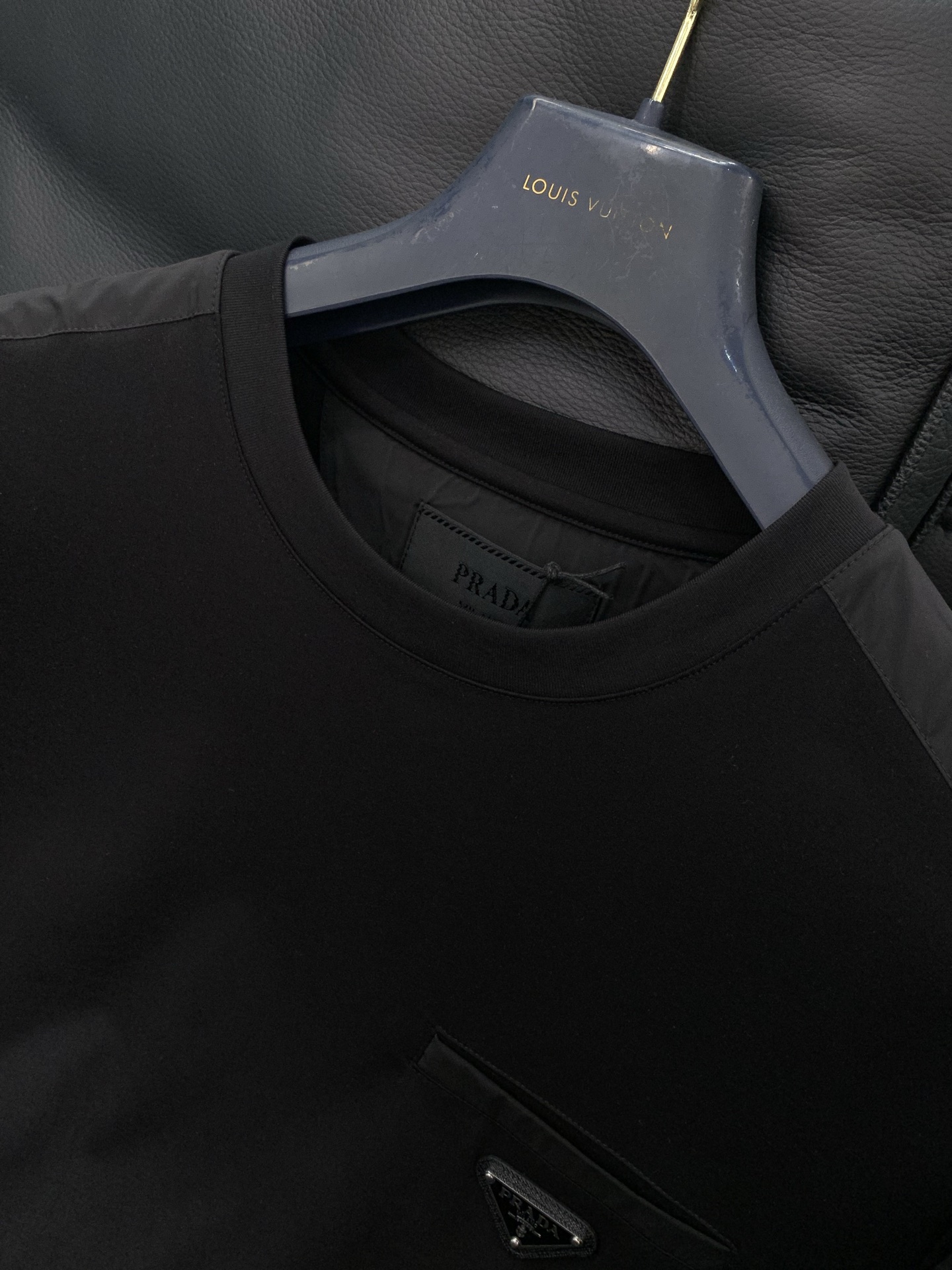 ，PRADA 普拉达，2025夏季最新品，专柜同步有售，时尚休闲圆领短袖T恤，进口原版面料，做工极为复杂