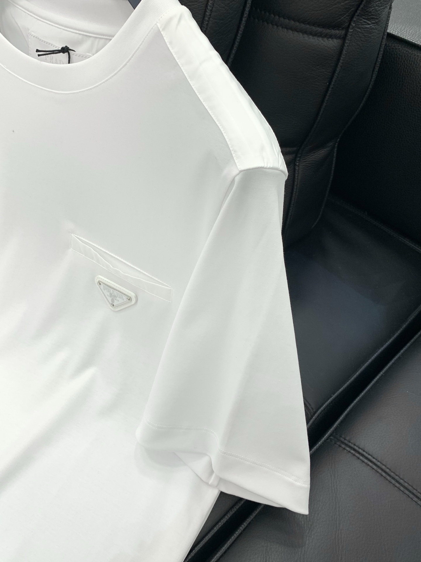 ，PRADA 普拉达，2025夏季最新品，专柜同步有售，时尚休闲圆领短袖T恤，进口原版面料，做工极为复杂