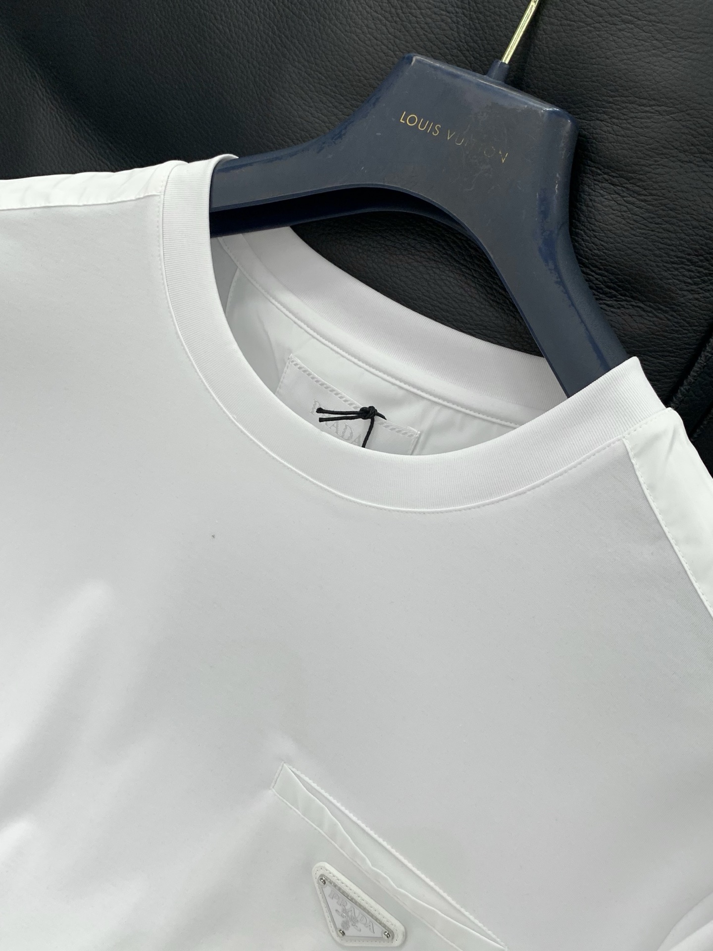 ，PRADA 普拉达，2025夏季最新品，专柜同步有售，时尚休闲圆领短袖T恤，进口原版面料，做工极为复杂