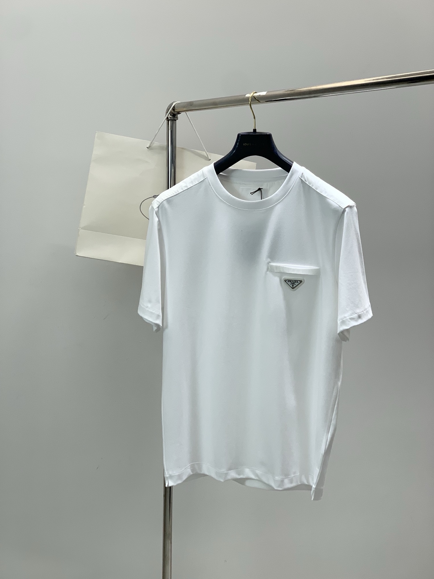 ，PRADA 普拉达，2025夏季最新品，专柜同步有售，时尚休闲圆领短袖T恤，进口原版面料，做工极为复杂