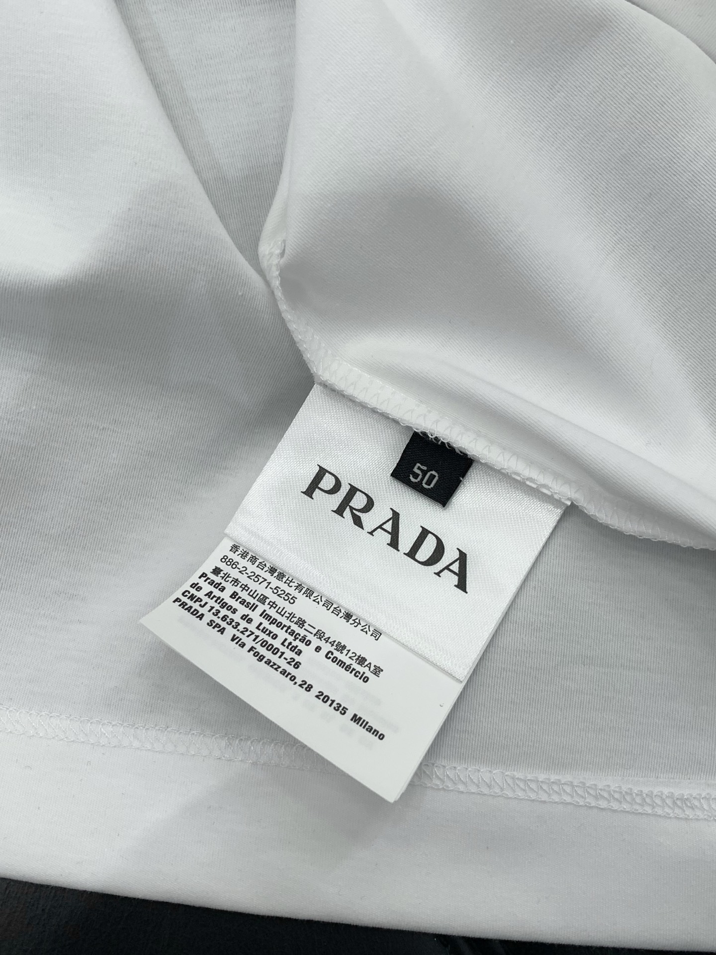 ，PRADA 普拉达，2025夏季最新品，专柜同步有售，时尚休闲圆领短袖T恤，进口原版面料，做工极为复杂