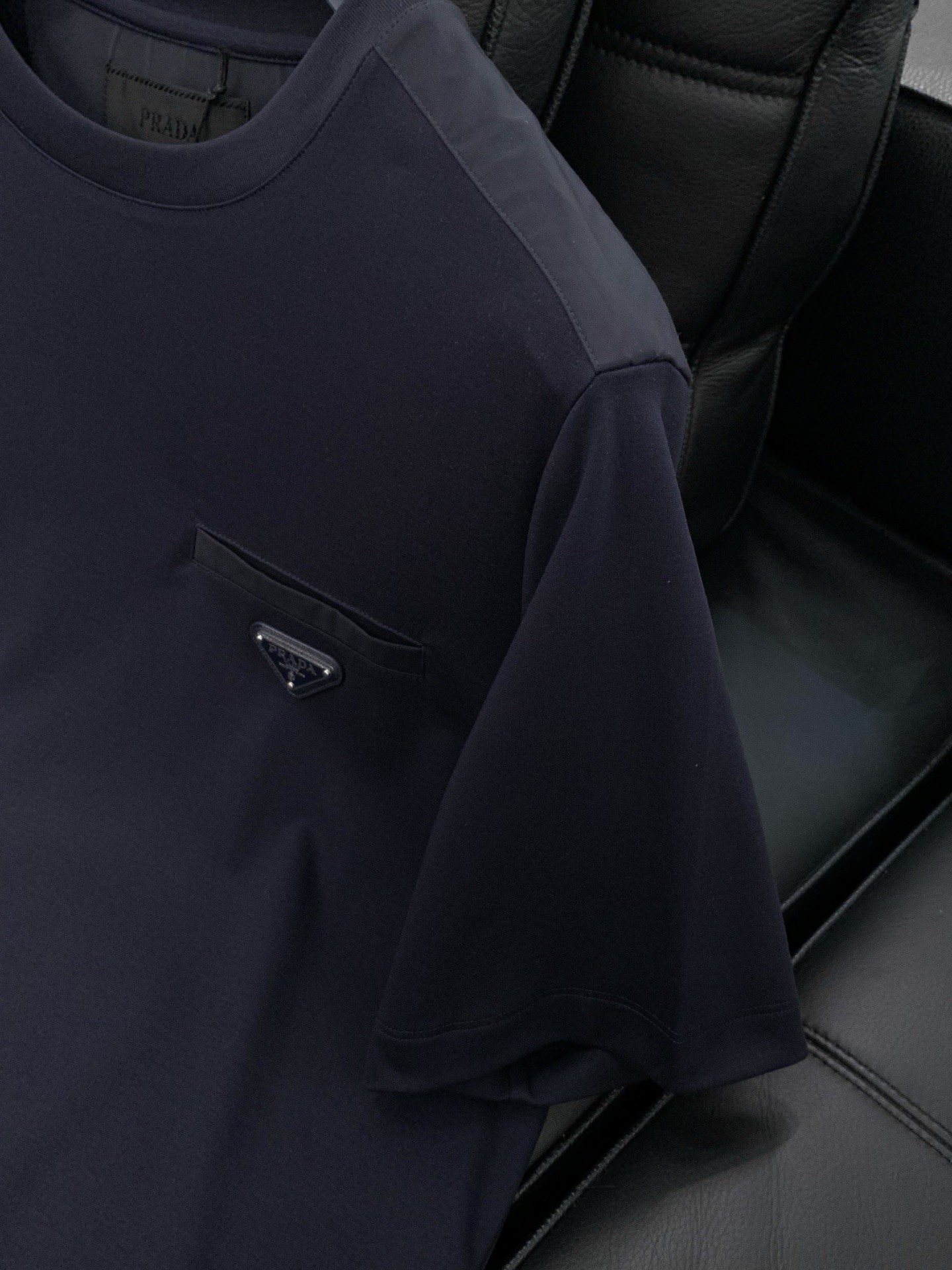 ，PRADA 普拉达，2025夏季最新品，专柜同步有售，时尚休闲圆领短袖T恤，进口原版面料，做工极为复杂