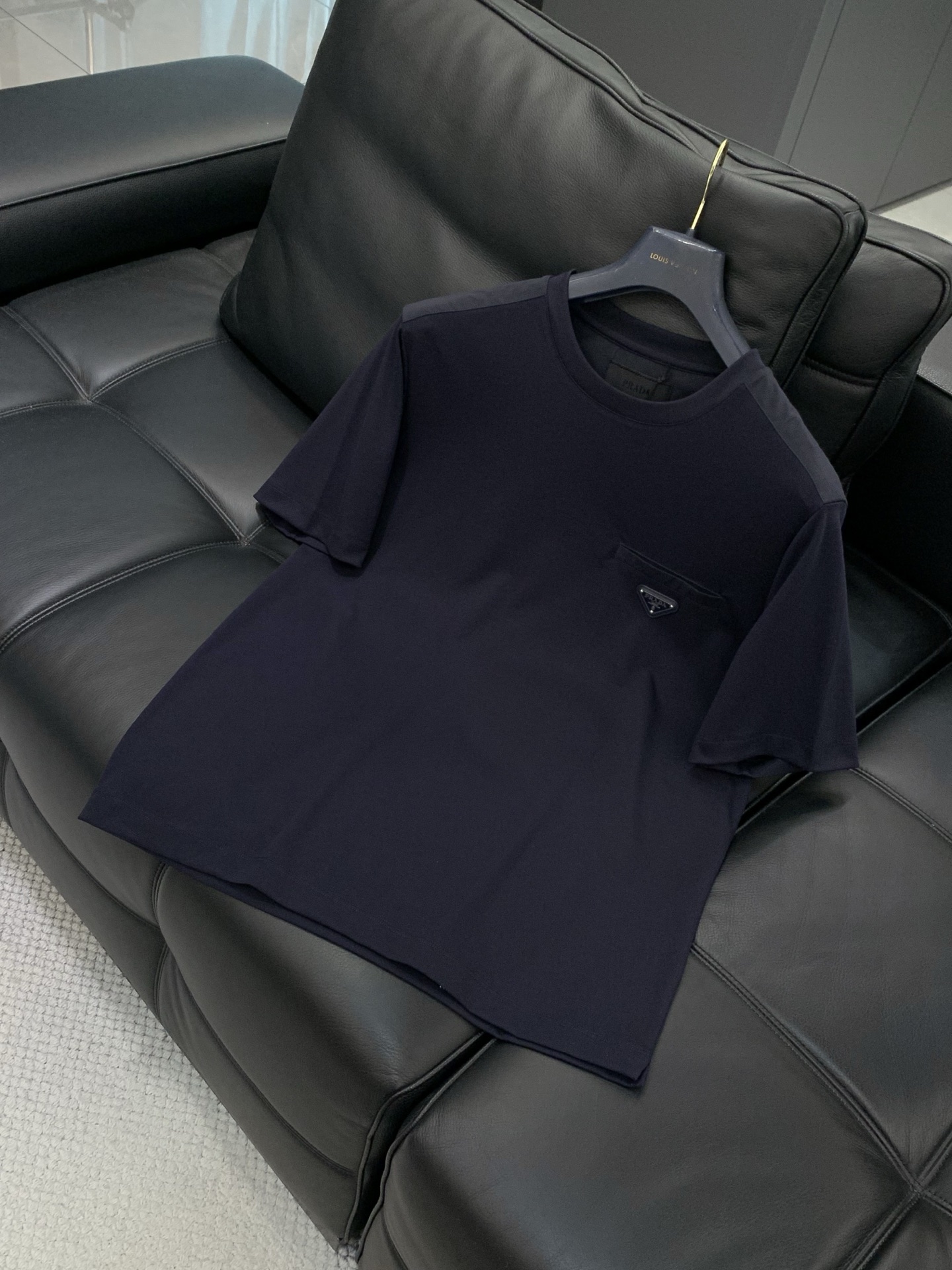 ，PRADA 普拉达，2025夏季最新品，专柜同步有售，时尚休闲圆领短袖T恤，进口原版面料，做工极为复杂