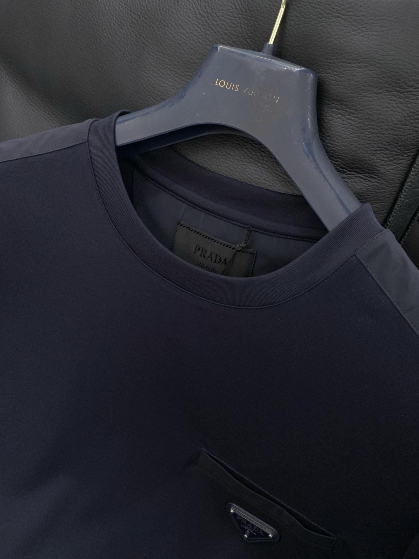 ，PRADA 普拉达，2025夏季最新品，专柜同步有售，时尚休闲圆领短袖T恤，进口原版面料，做工极为复杂