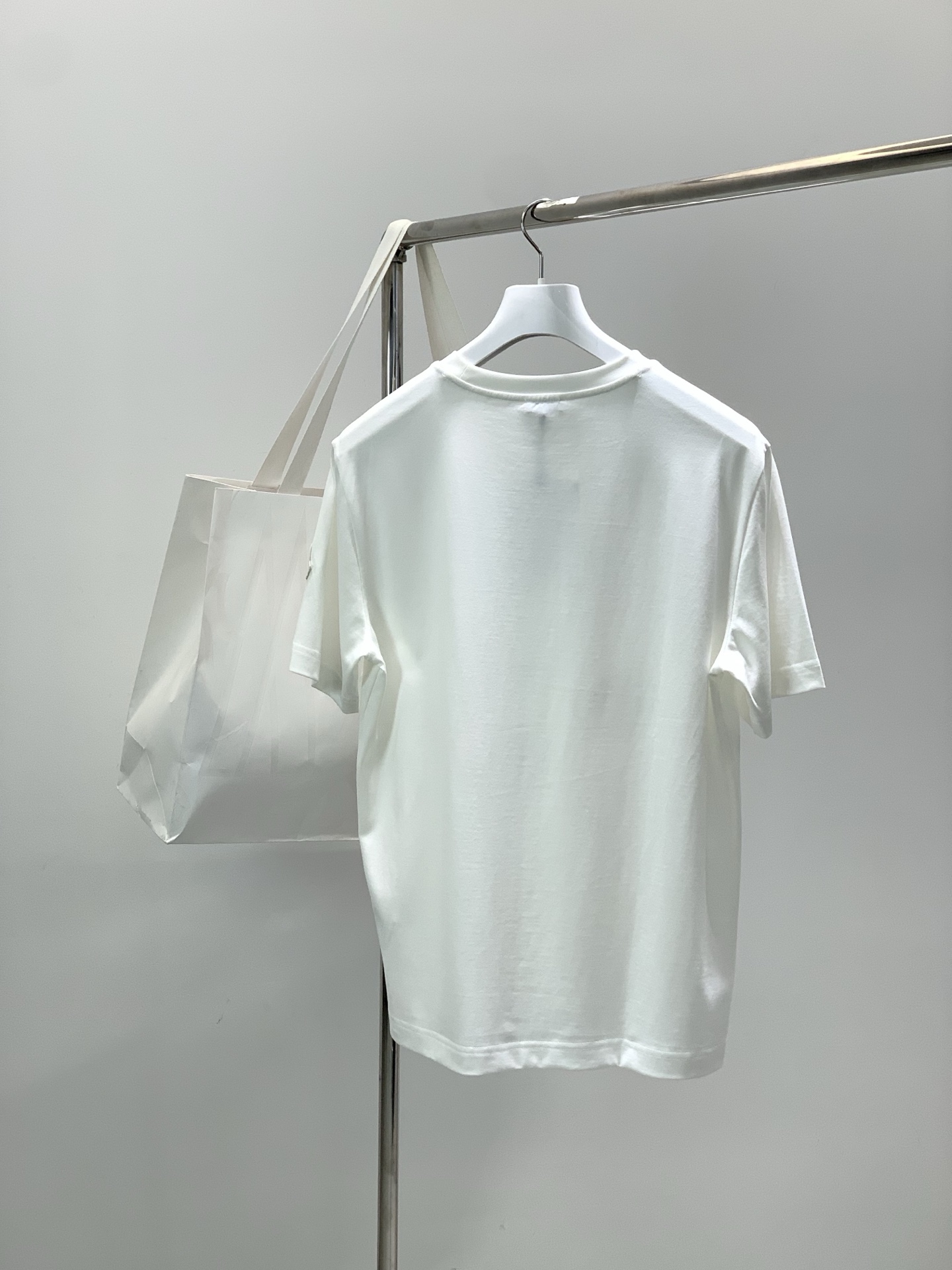 ，Moncler 蒙口，2025夏季最新品，专柜同步有售，原单狠货，时尚休闲圆领短袖T恤，上身舒适！吸睛