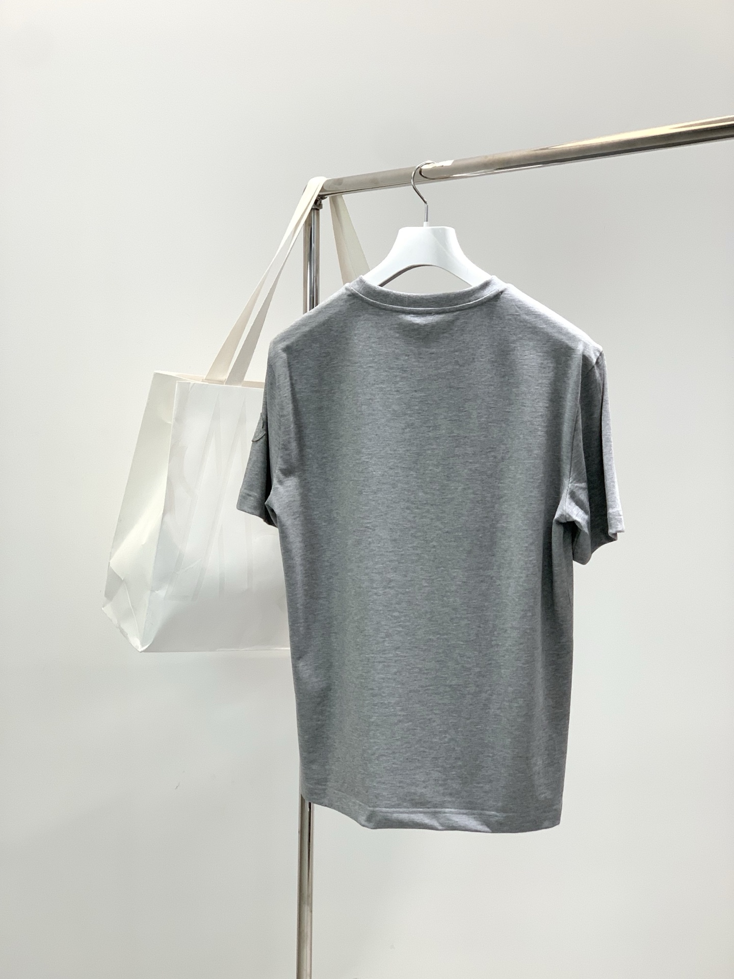 ，Moncler 蒙口，2025夏季最新品，专柜同步有售，原单狠货，时尚休闲圆领短袖T恤，上身舒适！吸睛