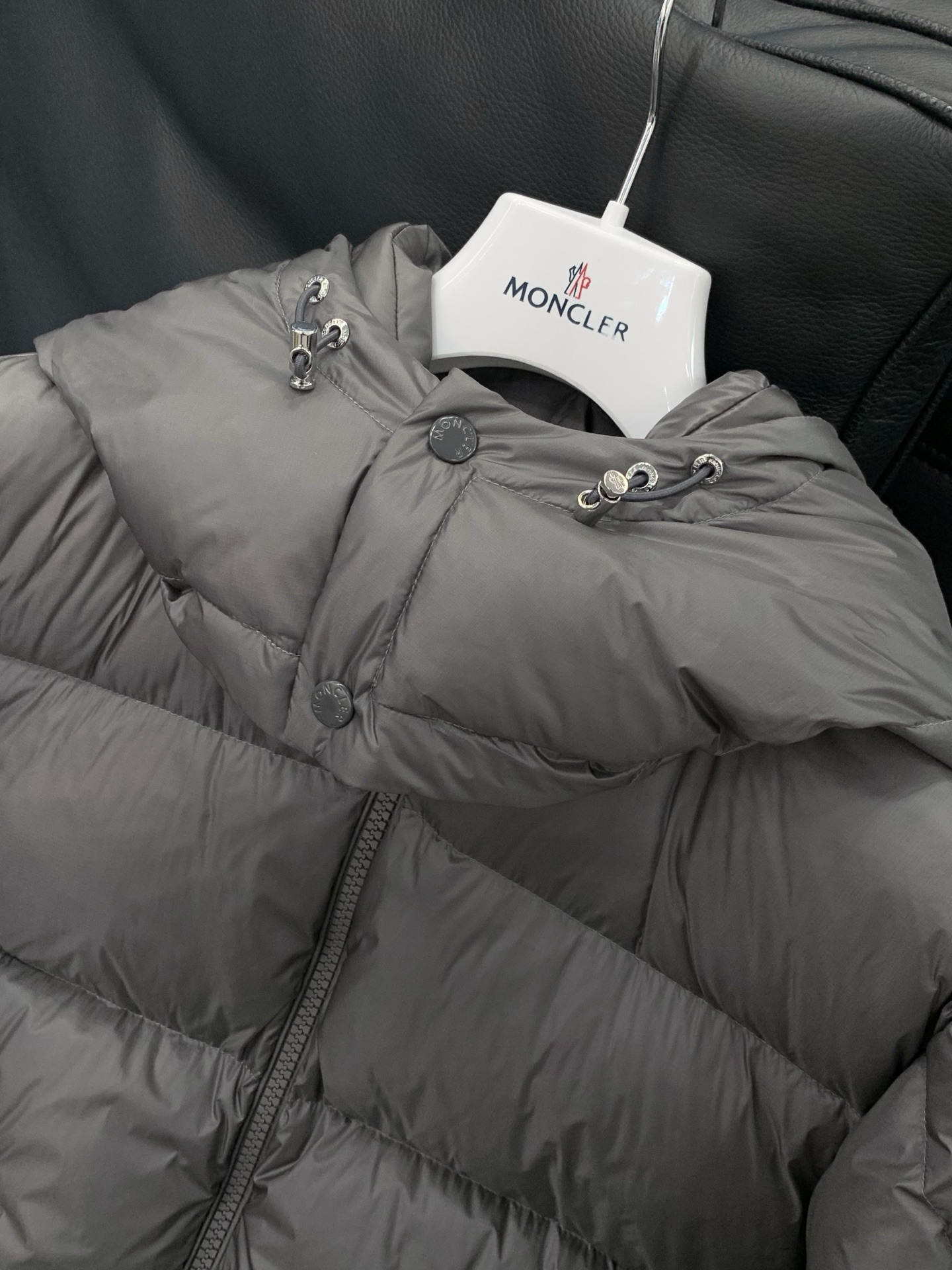 ，蒙口 2025秋冬🆕Mon*ler Couyere哑光夹克连帽羽绒服 Mon具备防寒永不过时属性,包裹