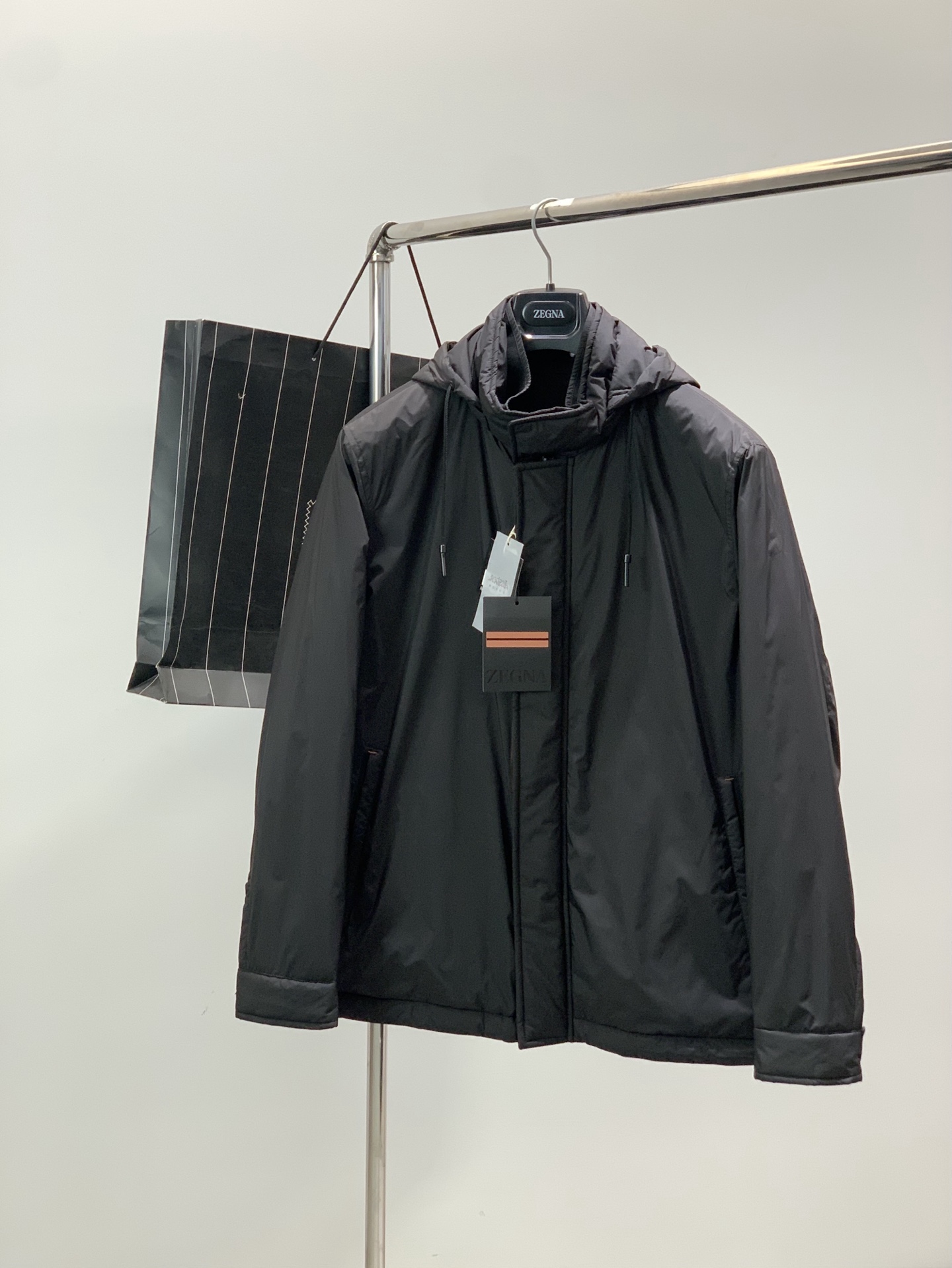 ，Zegna新款连帽黑色棉服面料：100%聚酯纤维里料：100%聚酯纤维手洗洗涤温度不高于30C填充物：