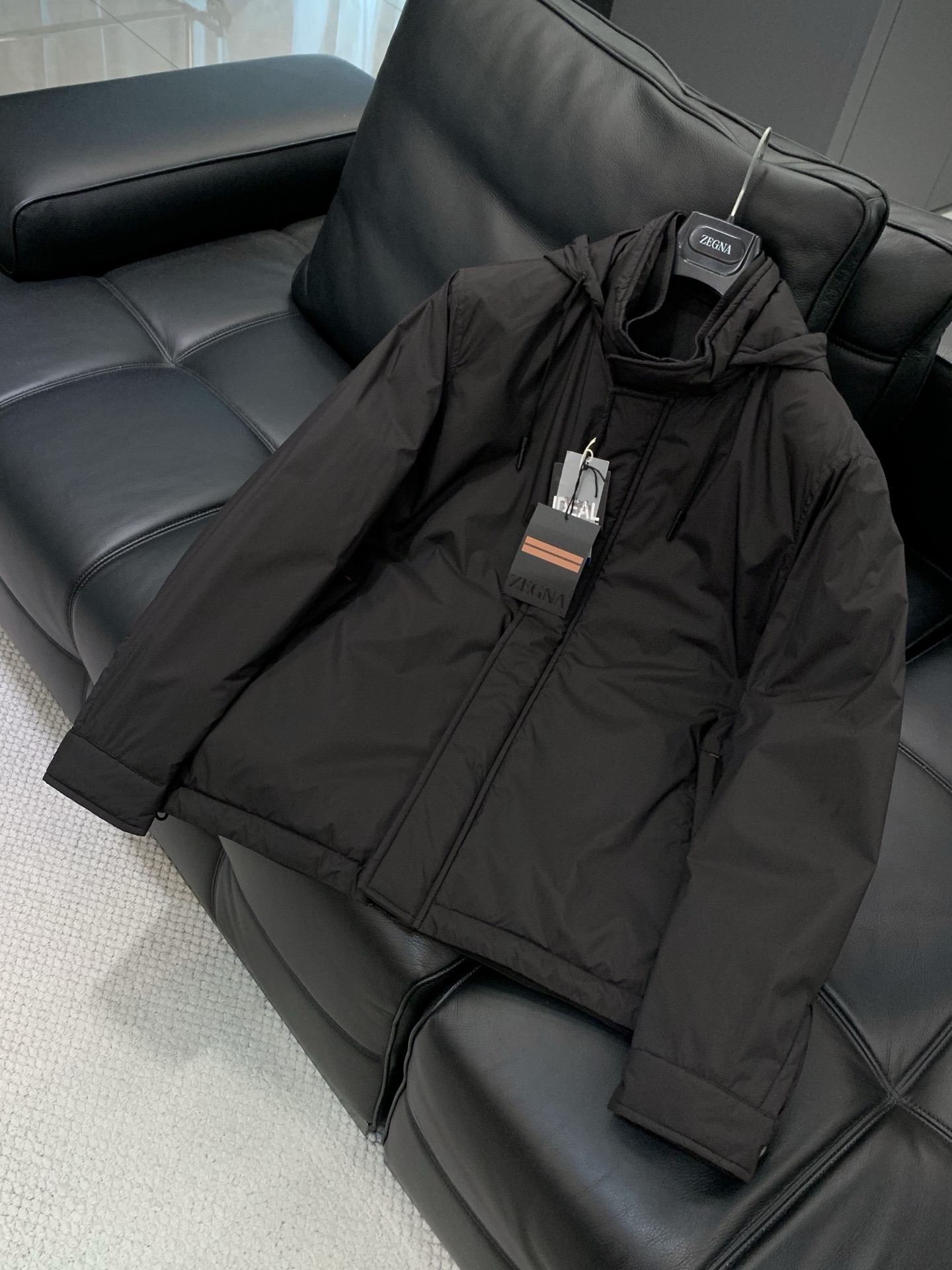 ，Zegna新款连帽黑色棉服面料：100%聚酯纤维里料：100%聚酯纤维手洗洗涤温度不高于30C填充物：